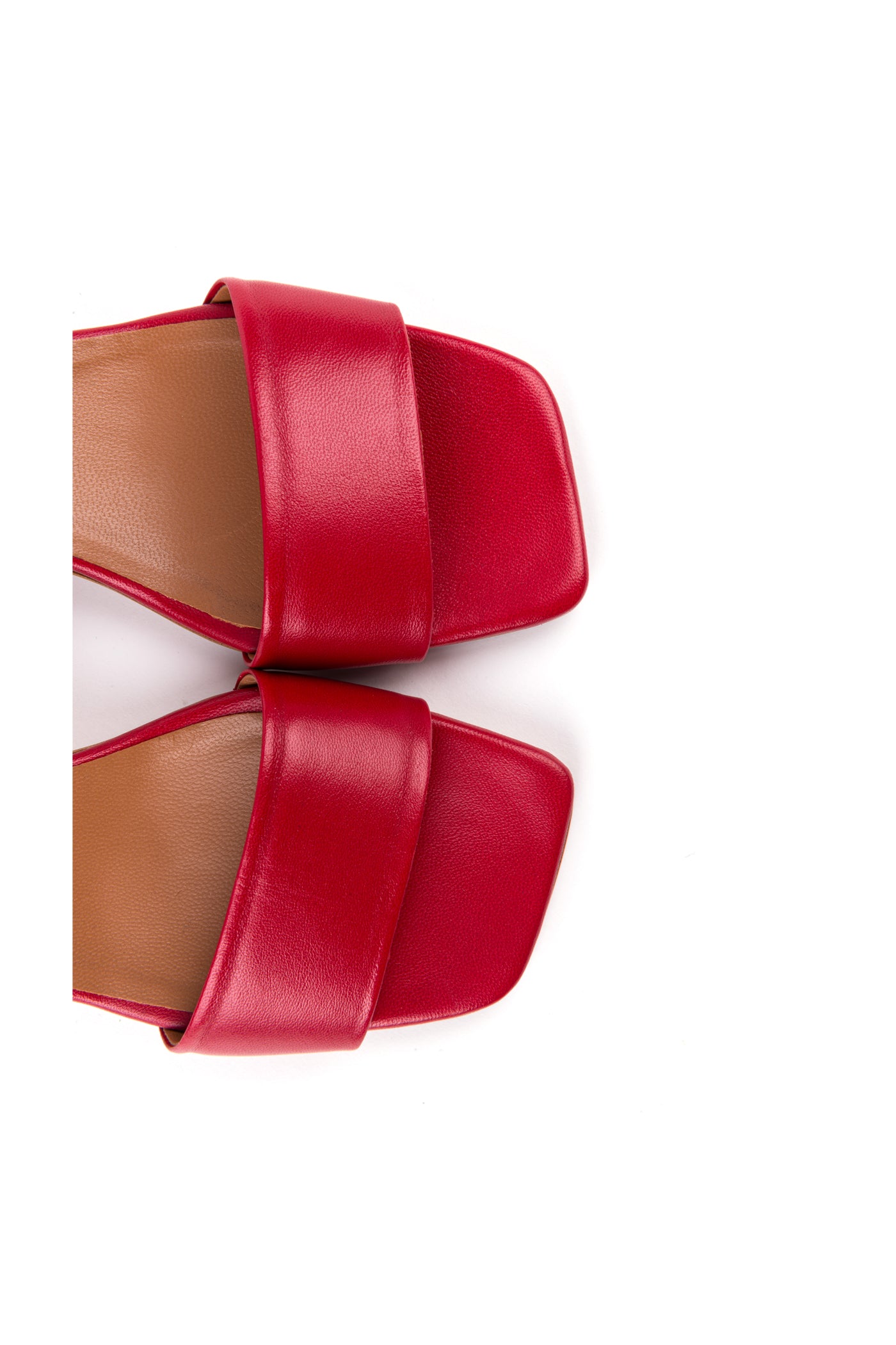 Sandálias salto médio em pele