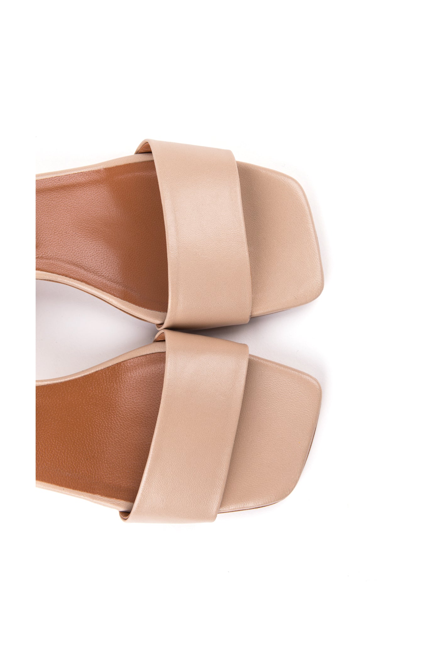 Sandálias salto médio em pele