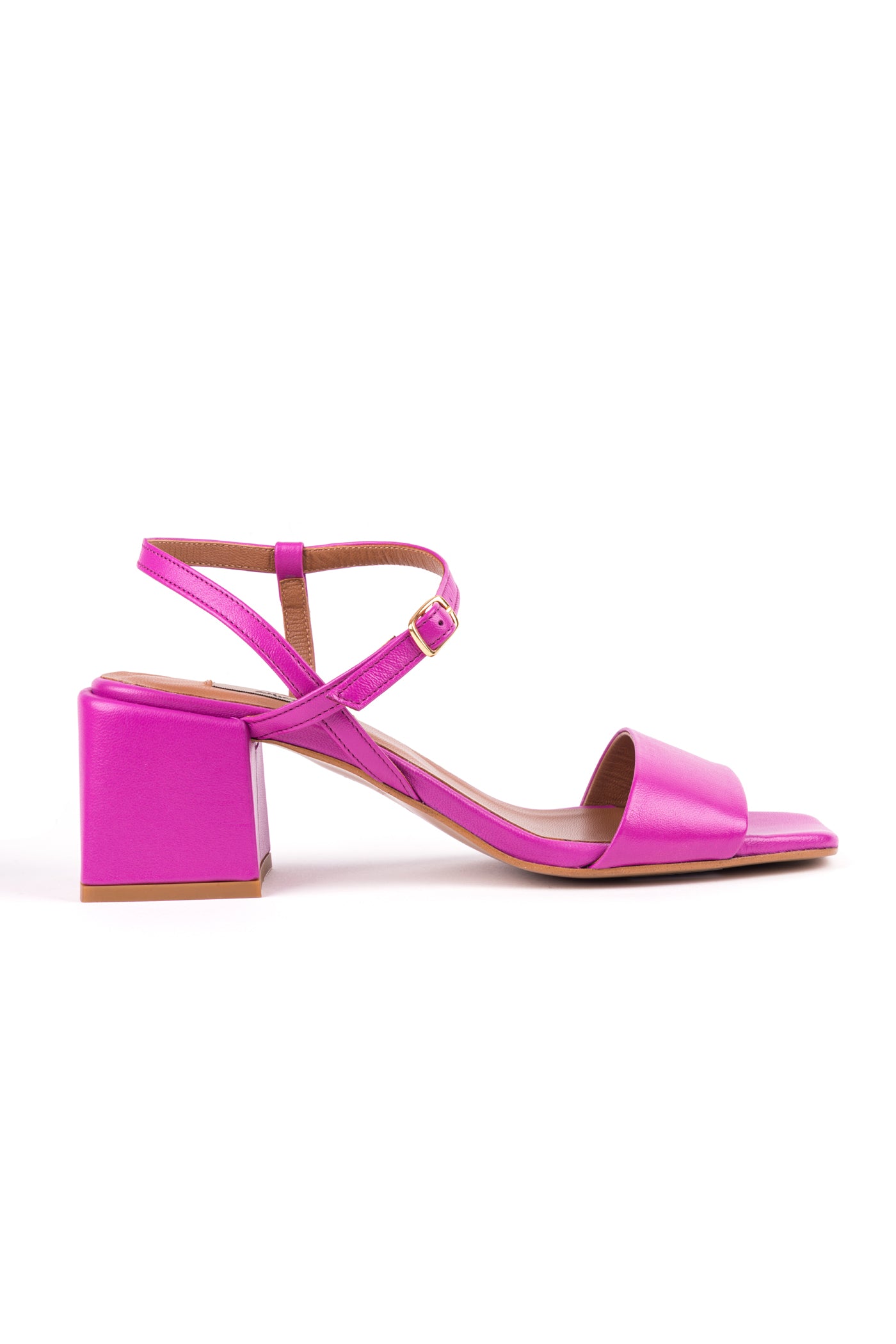 Sandálias salto médio em pele