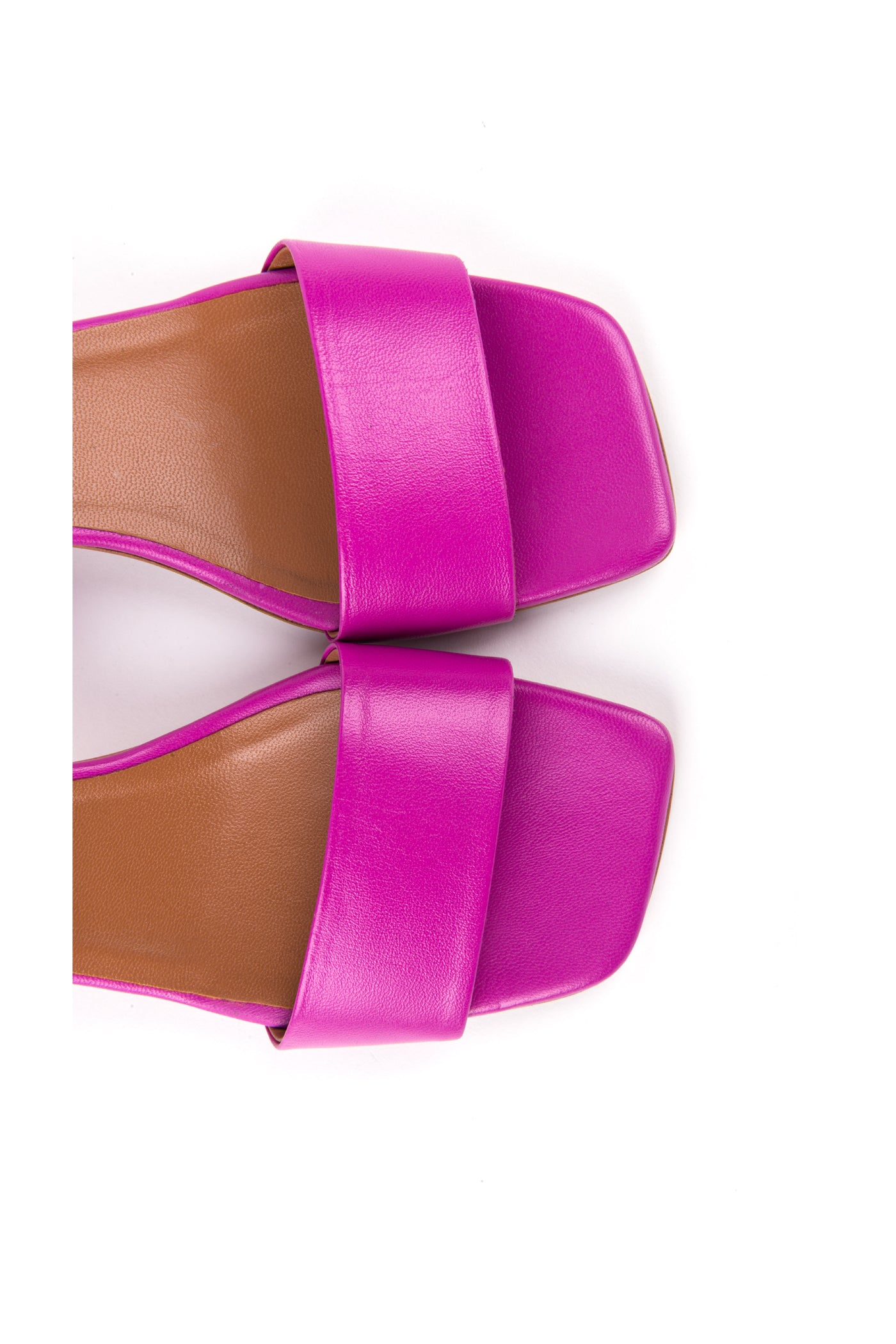 Sandálias salto médio em pele