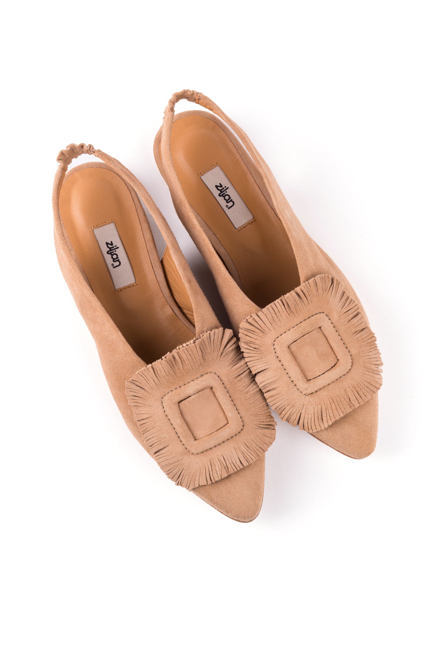 Slingbacks em camurça com aplicação de franjas em