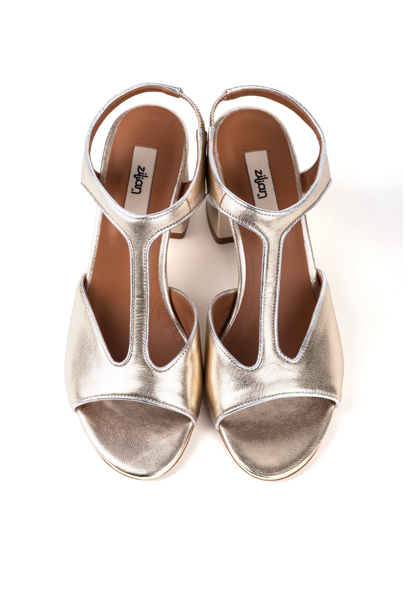 Sandália salto alto em pele metalizada