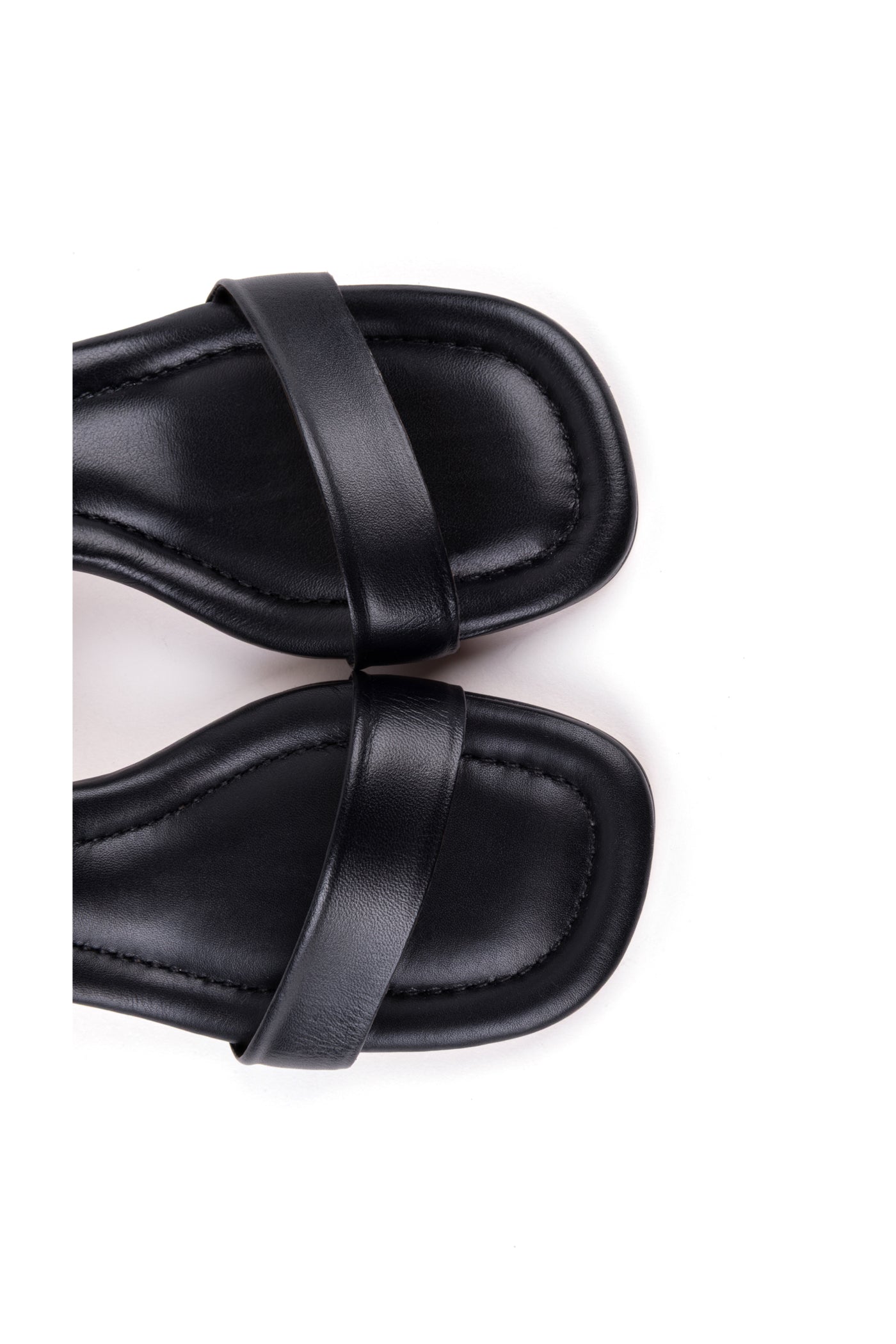 Sandália de salto médio em pele