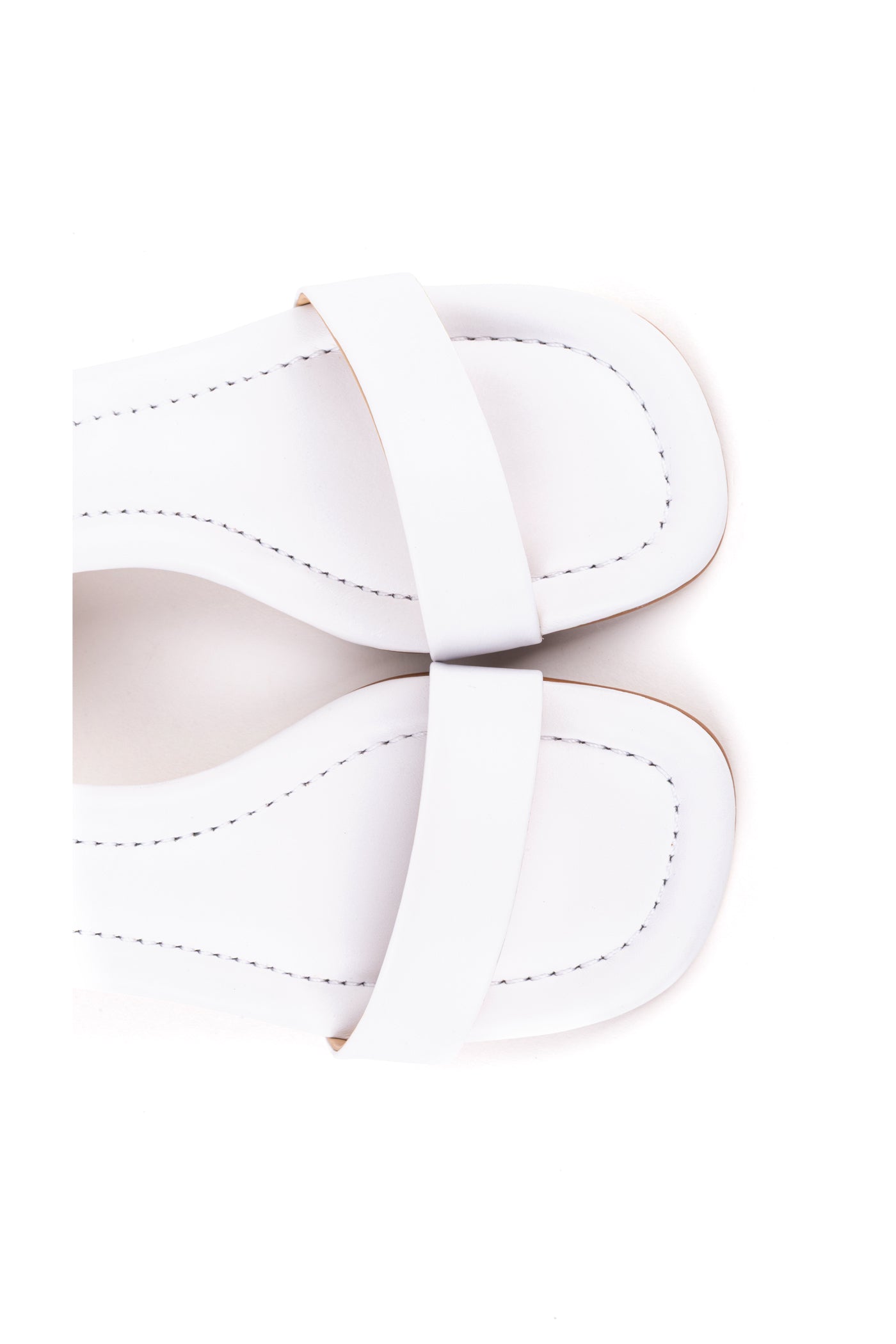 Sandália de salto médio em pele