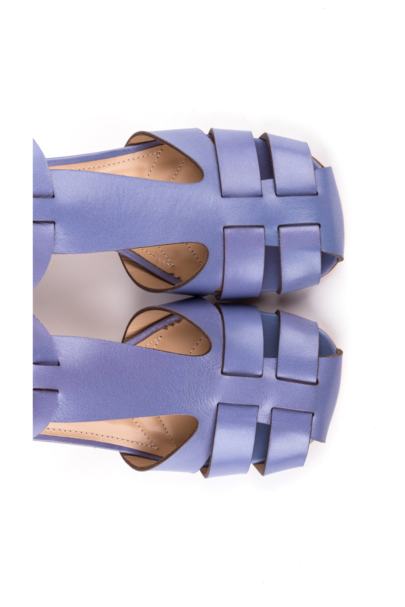 Sapatos abertos de salto médio em pele