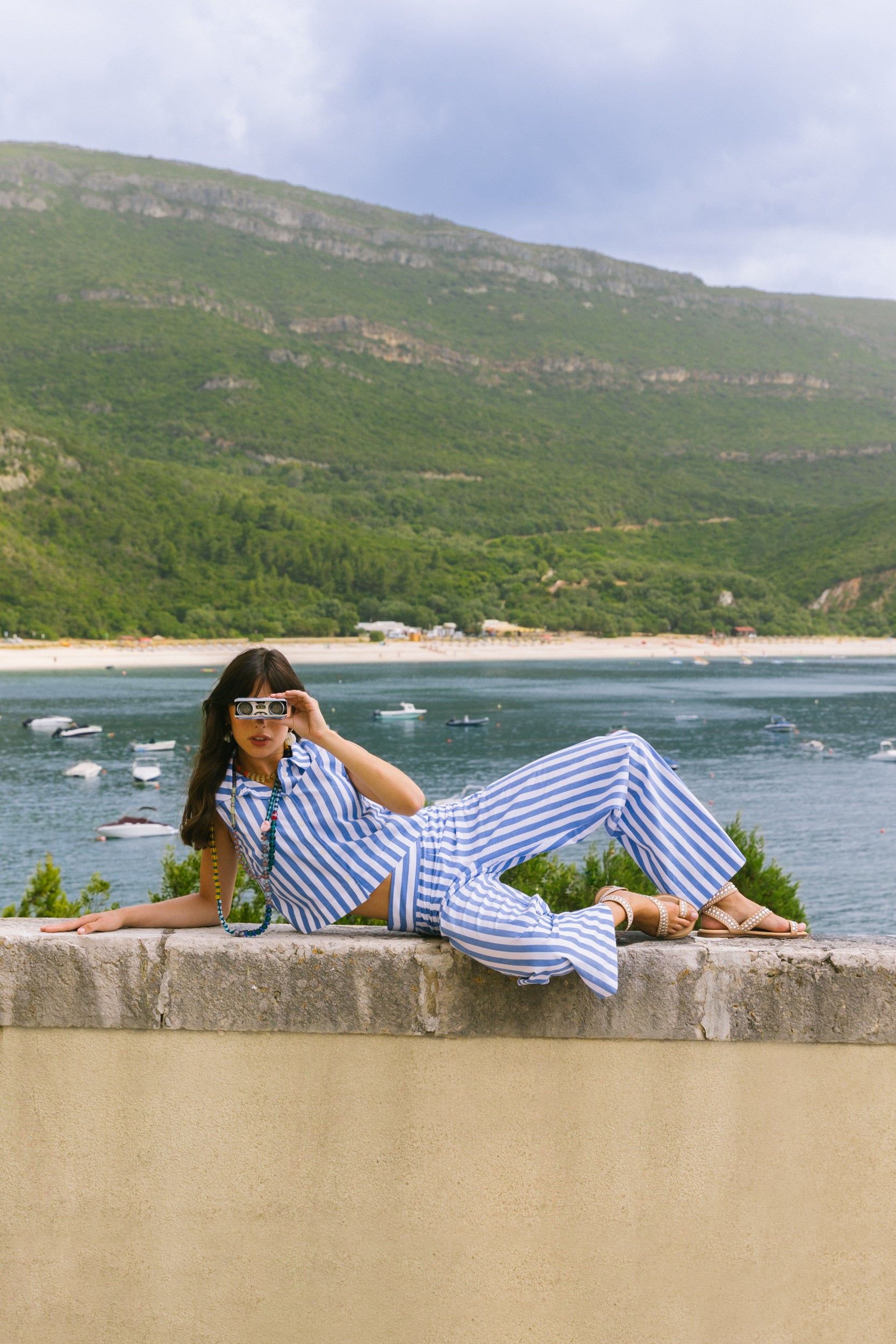 Sapatos abertos de salto médio em pele