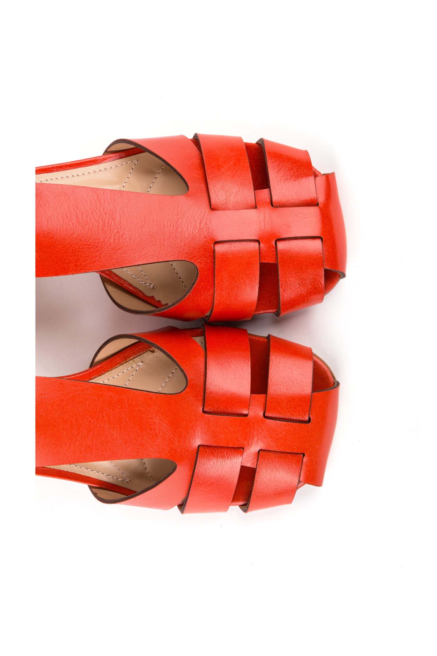 Sapatos abertos de salto médio em pele