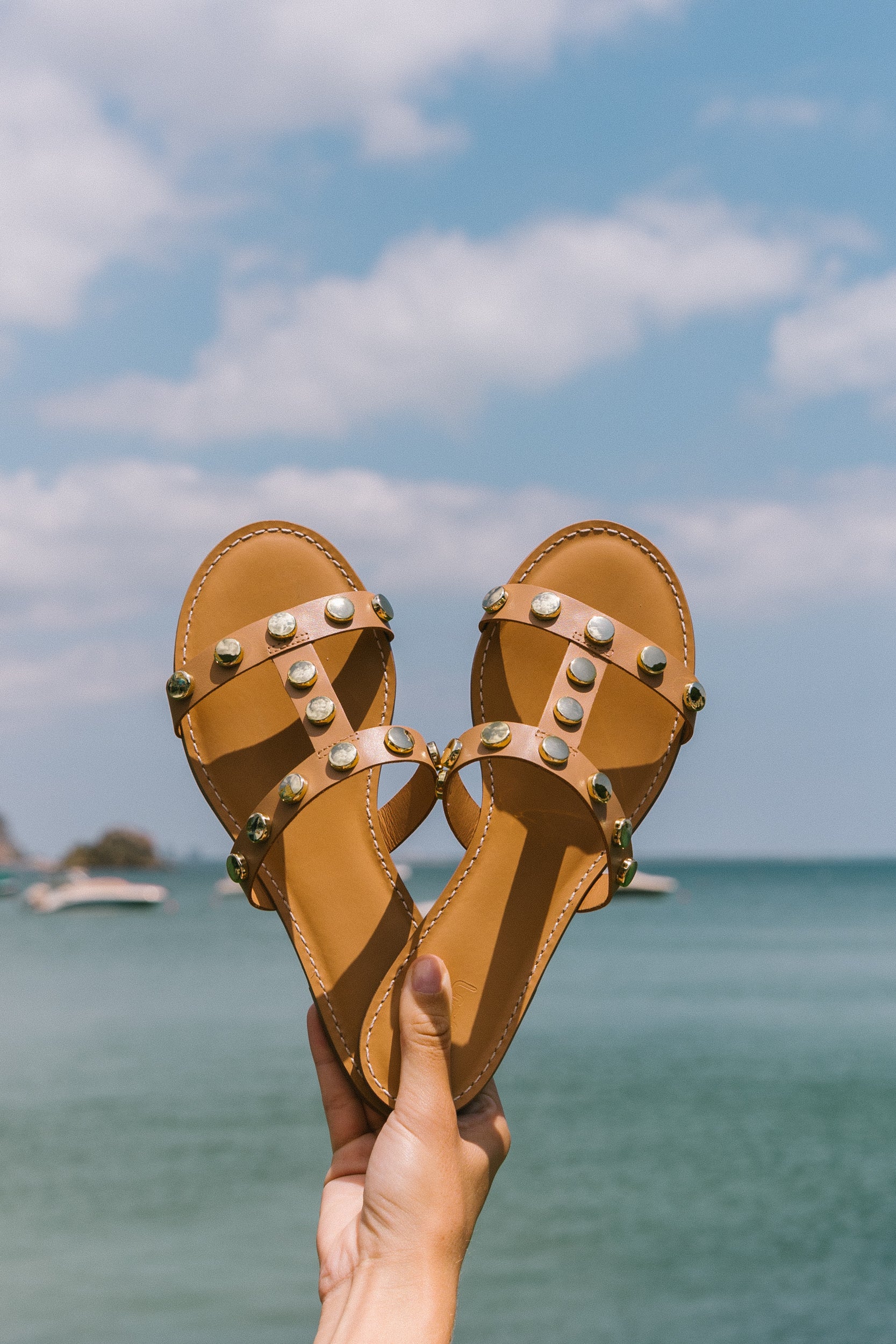 Sandálias rasas em pele