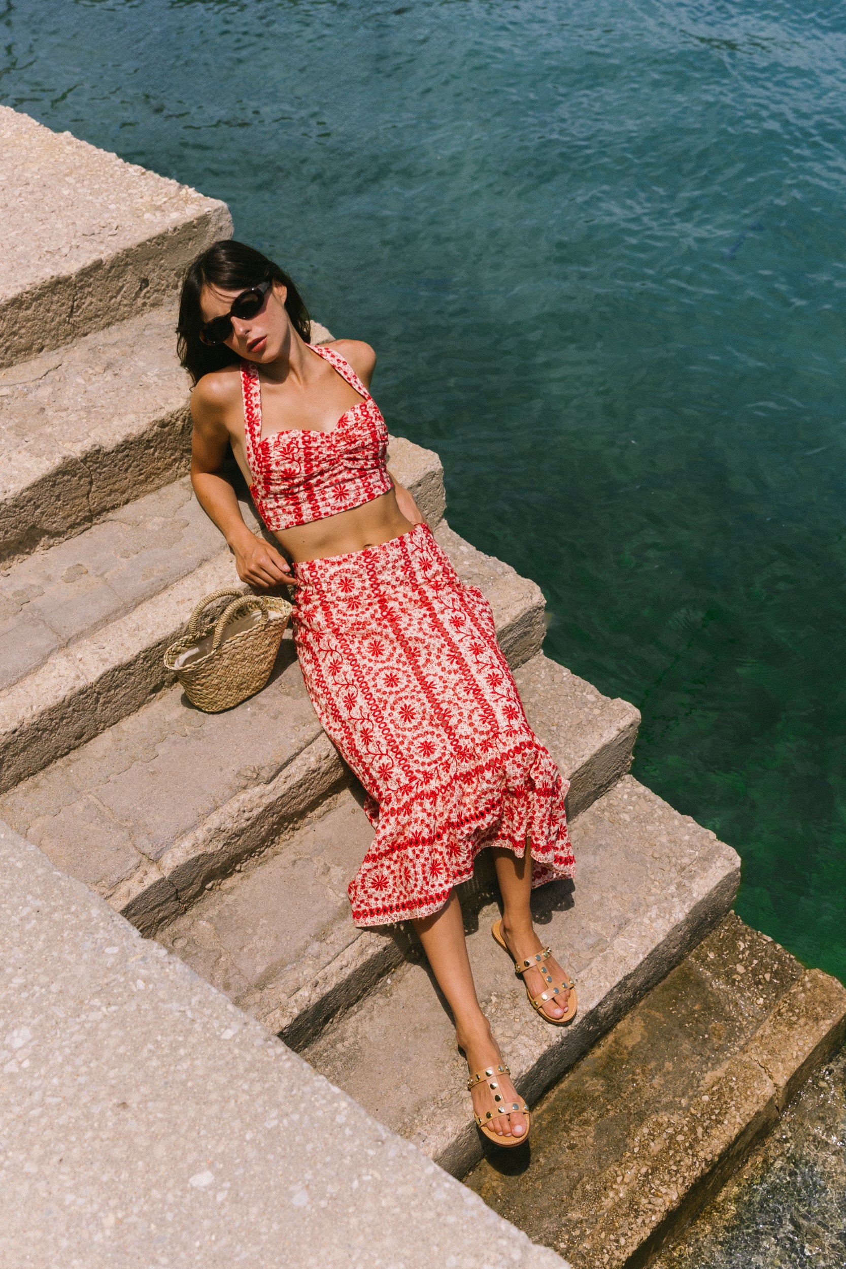 Sandálias rasas em pele