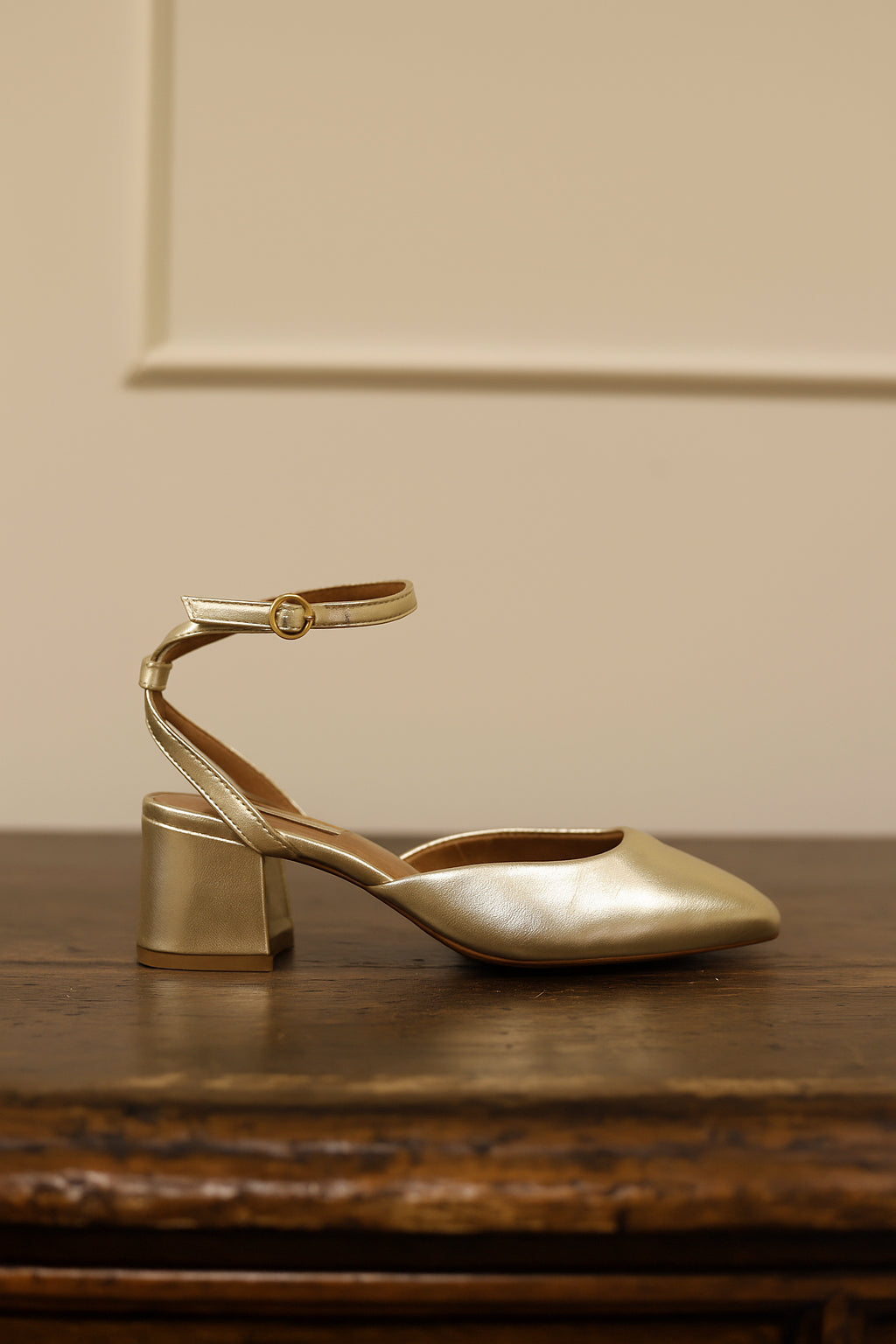 Sapatos de salto médio em pele metalizada