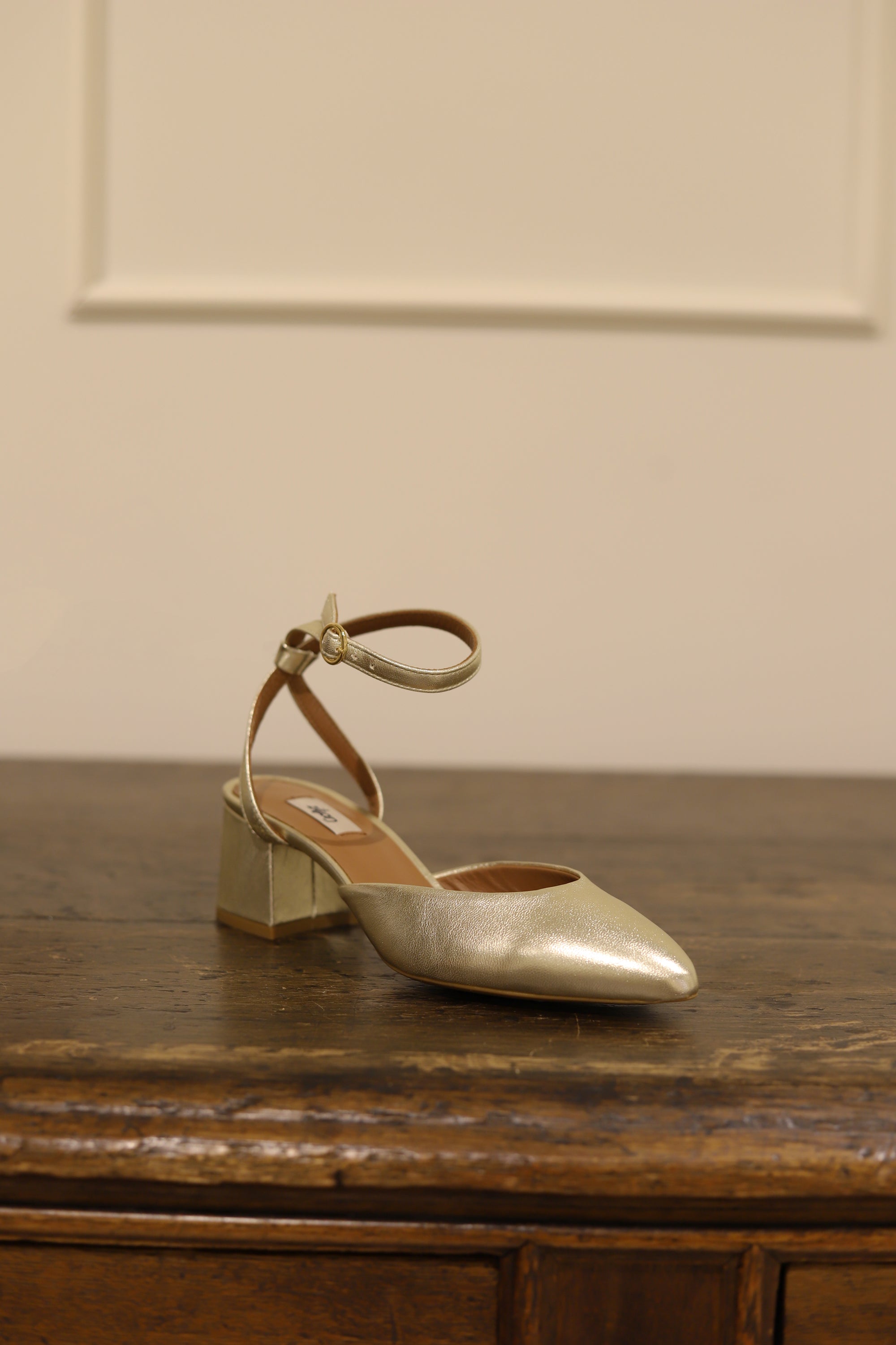 Sapatos de salto médio em pele metalizada