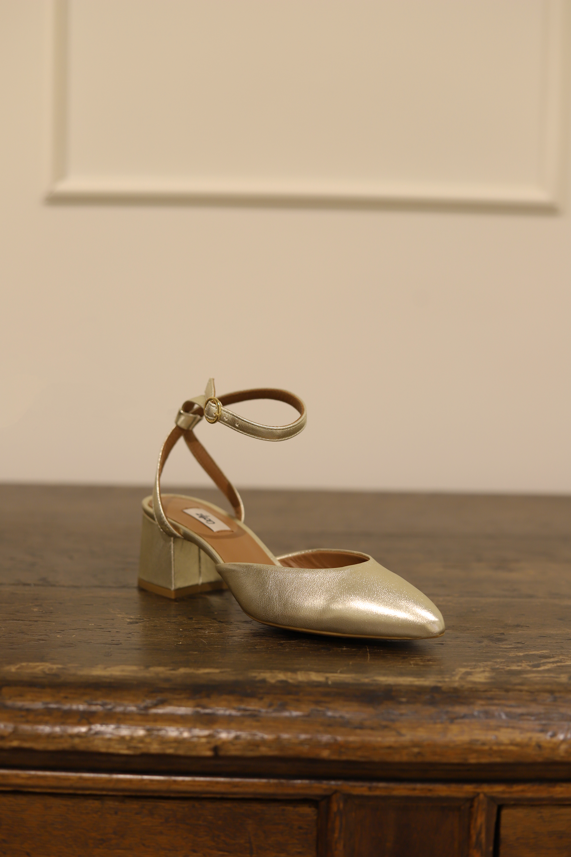 Sapatos de salto médio em pele metalizada