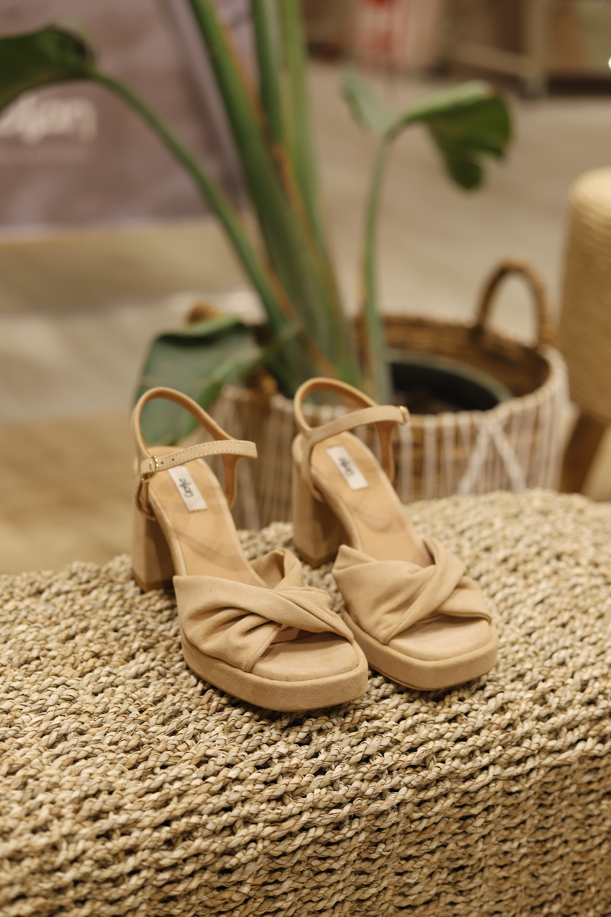 Sandálias compensadas em camurça