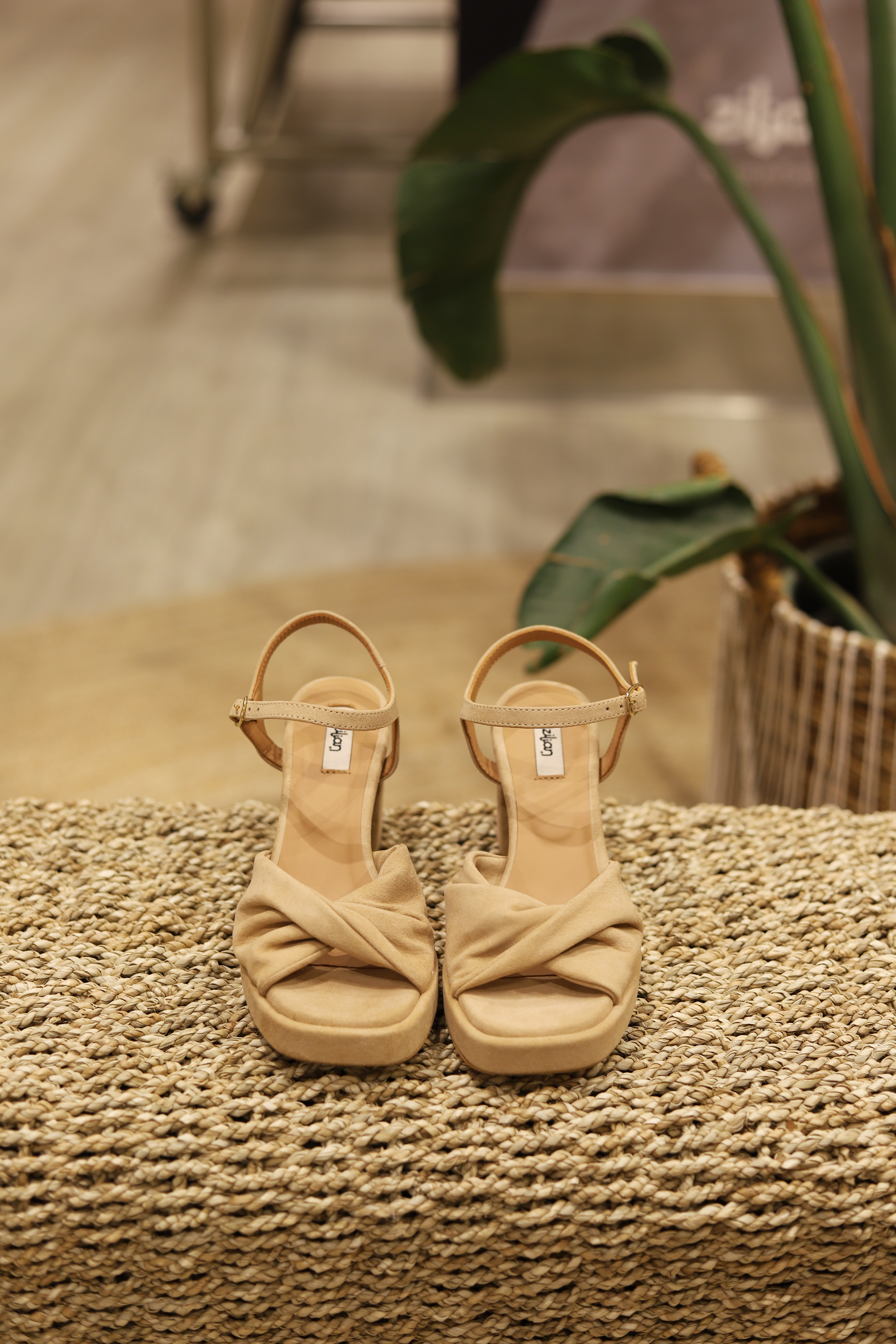 Sandálias compensadas em camurça