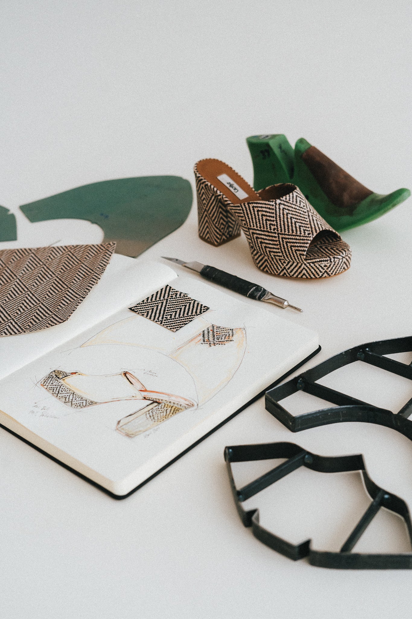 Mules de salto alto em ráfia