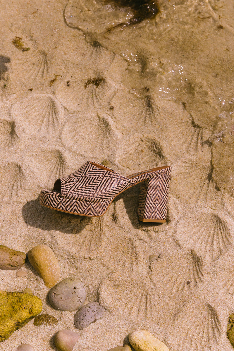 Mules de salto alto em ráfia
