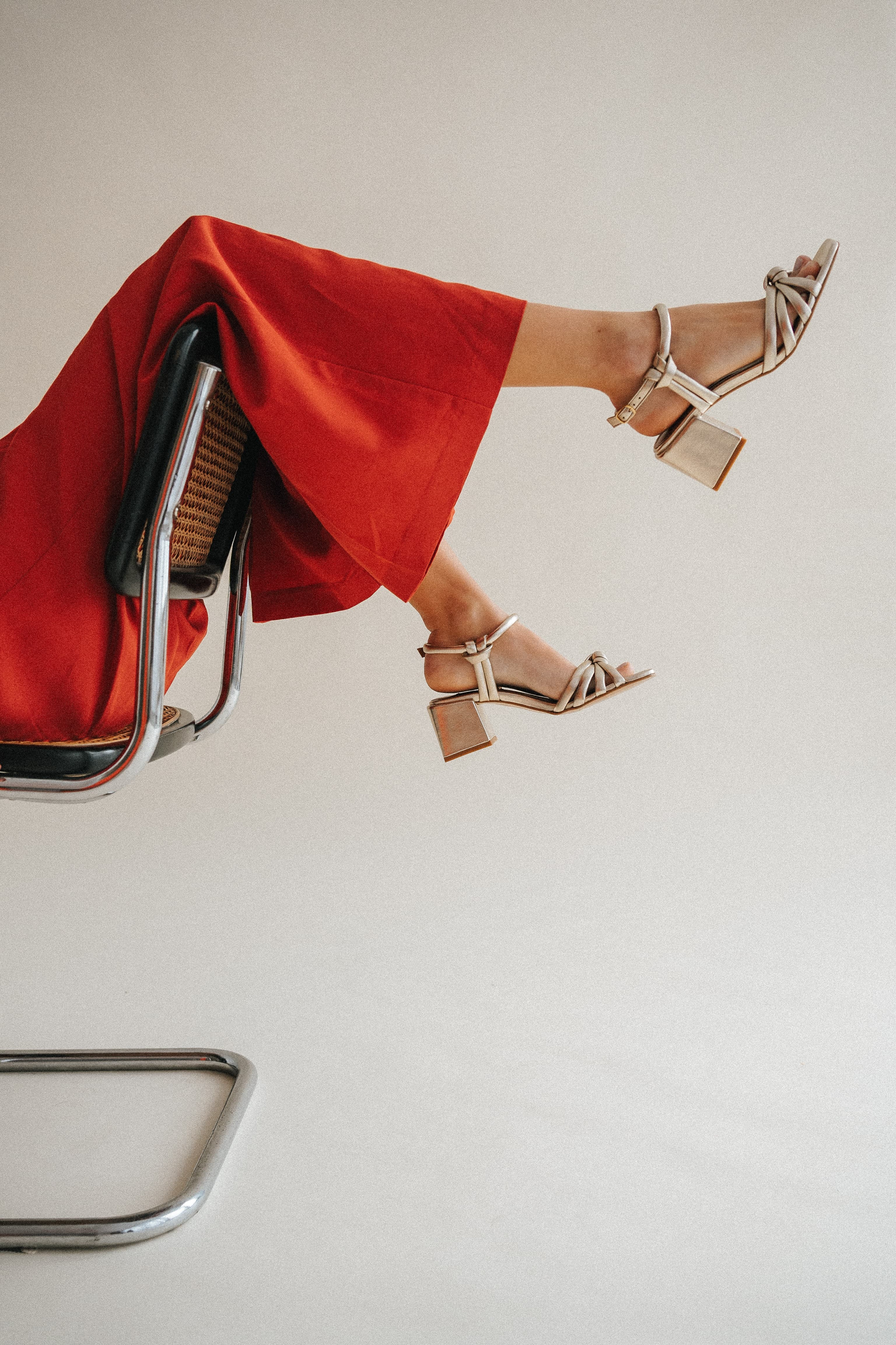 Sandálias salto médio em pele