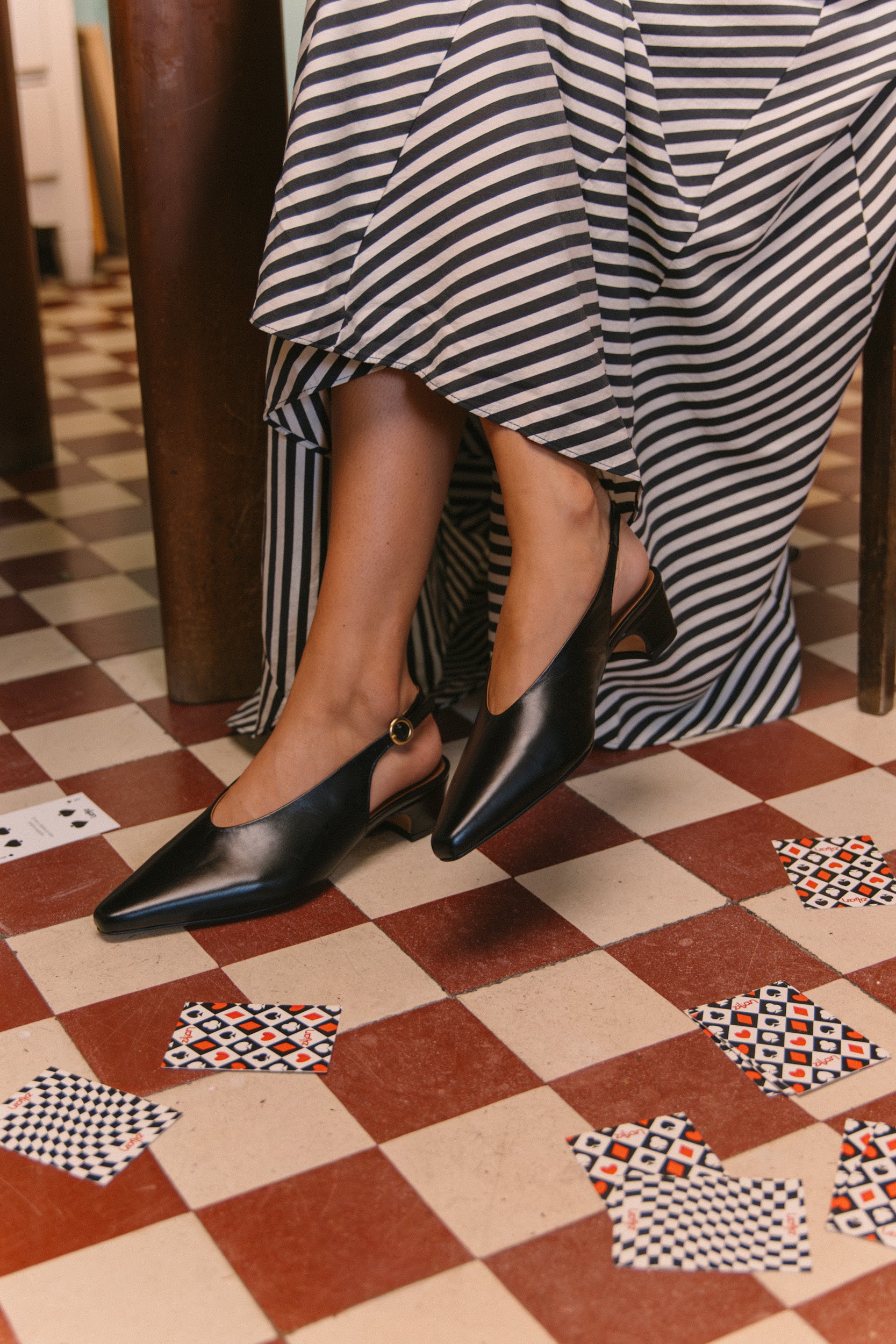 Slingbacks com decote em V em pele