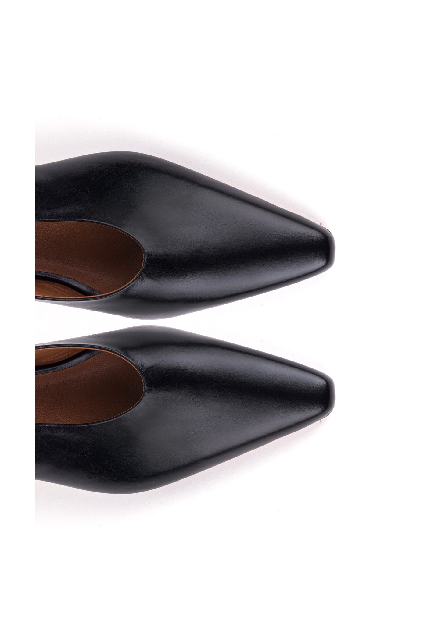 Slingbacks com decote em V em pele