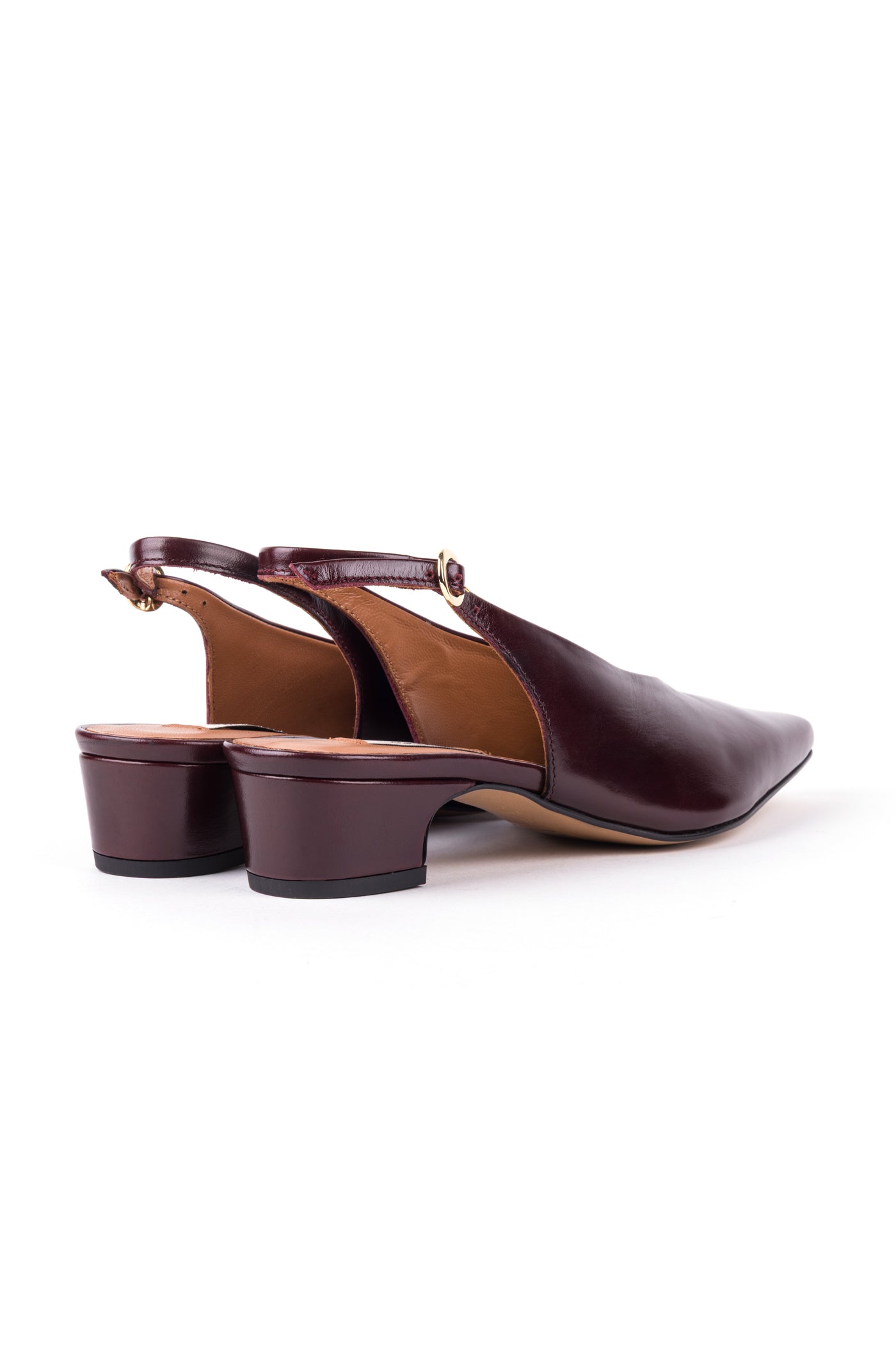Slingbacks com decote em V em pele
