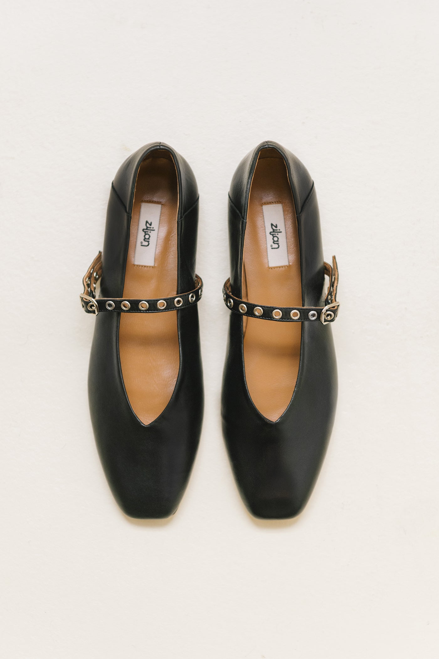 Sabrinas rasas com tira com detalhes metálicos