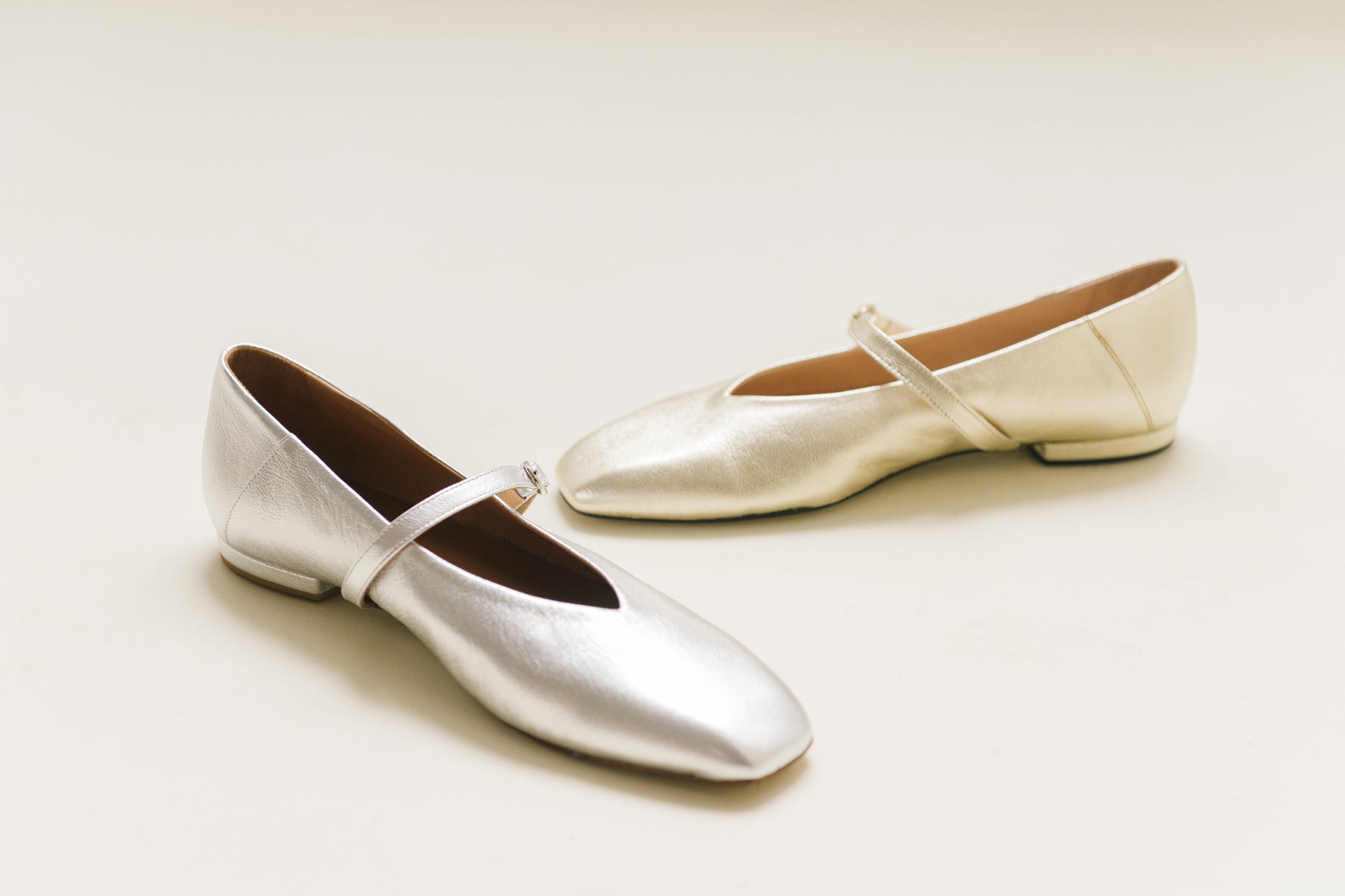 Sabrinas rasas com ponta quadrada em pele metalizada