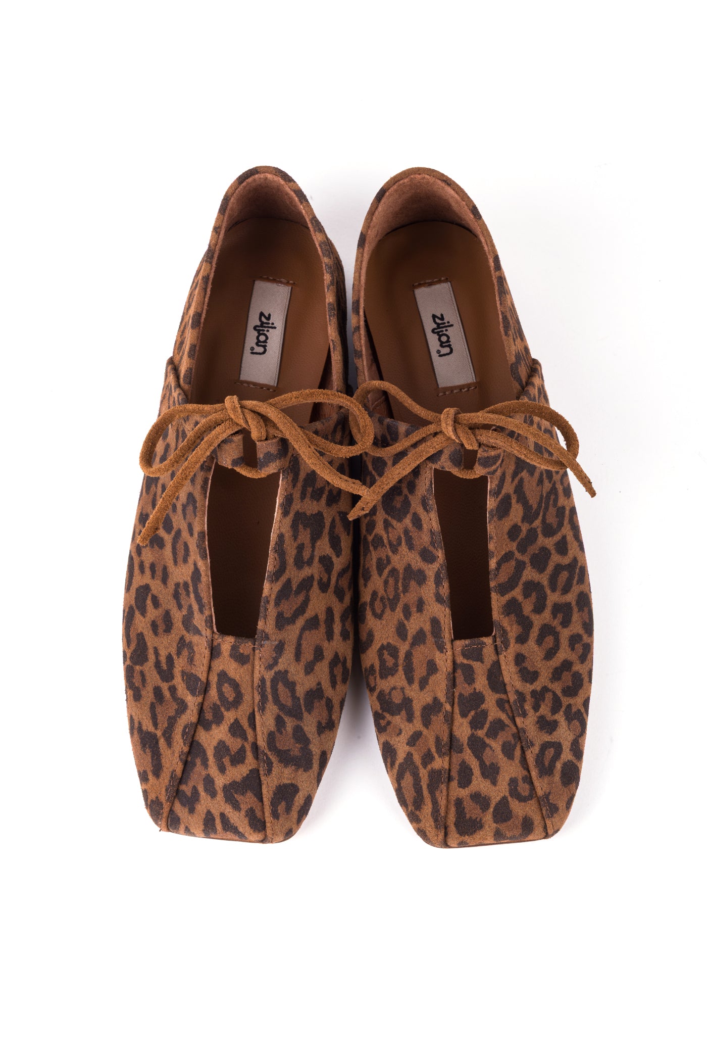 Sapato raso com ponta quadrada em print animal