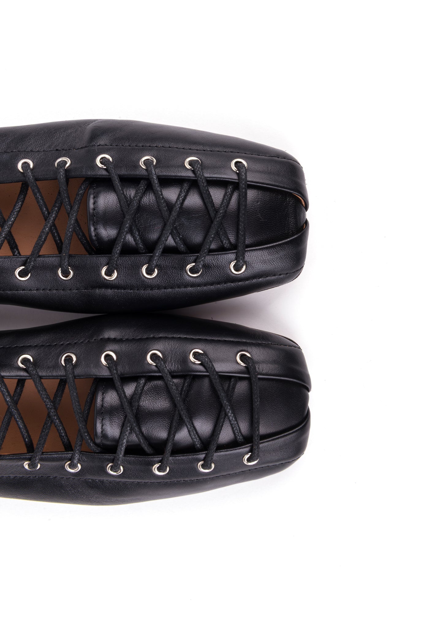 Sapato raso com ponta quadrada em pele