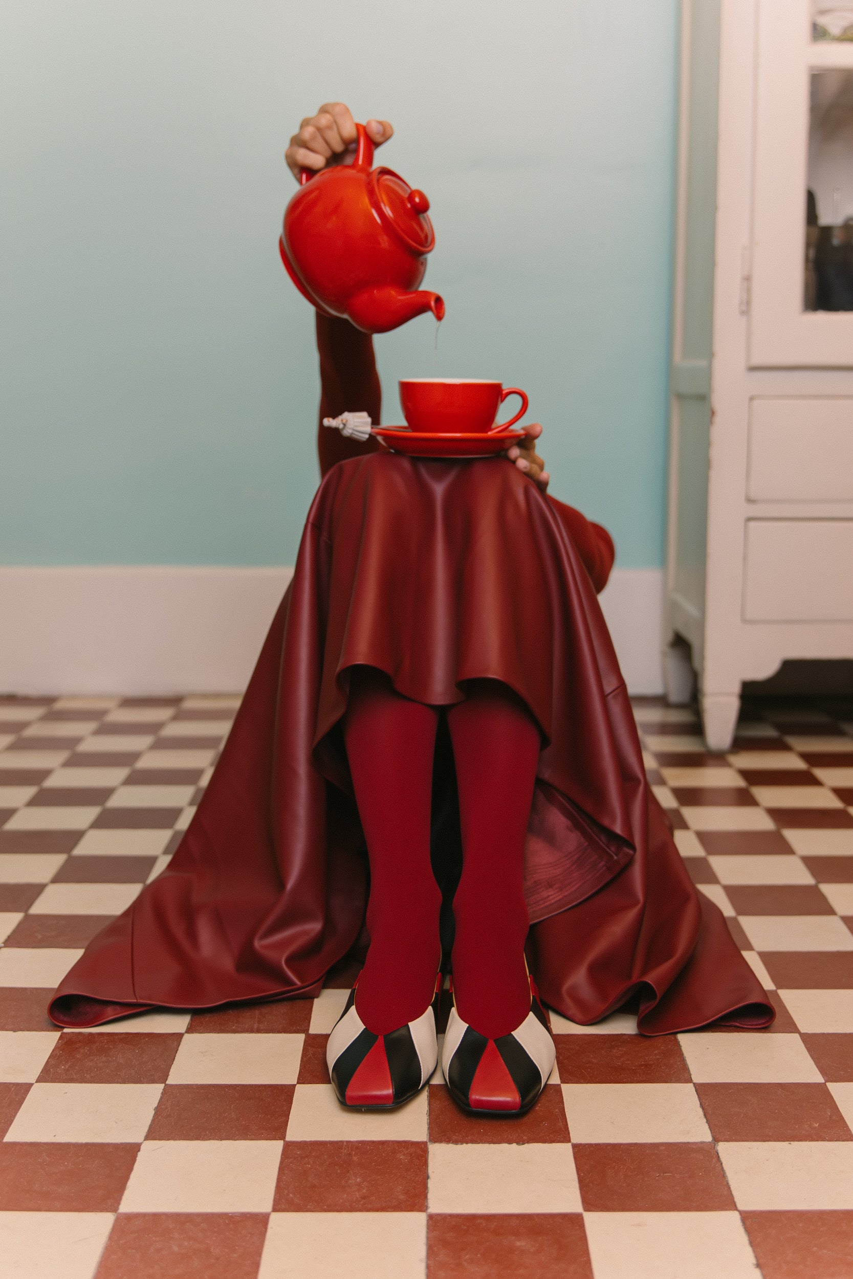 Sabrinas multicor com cortes geométricos e biqueira quadrada em