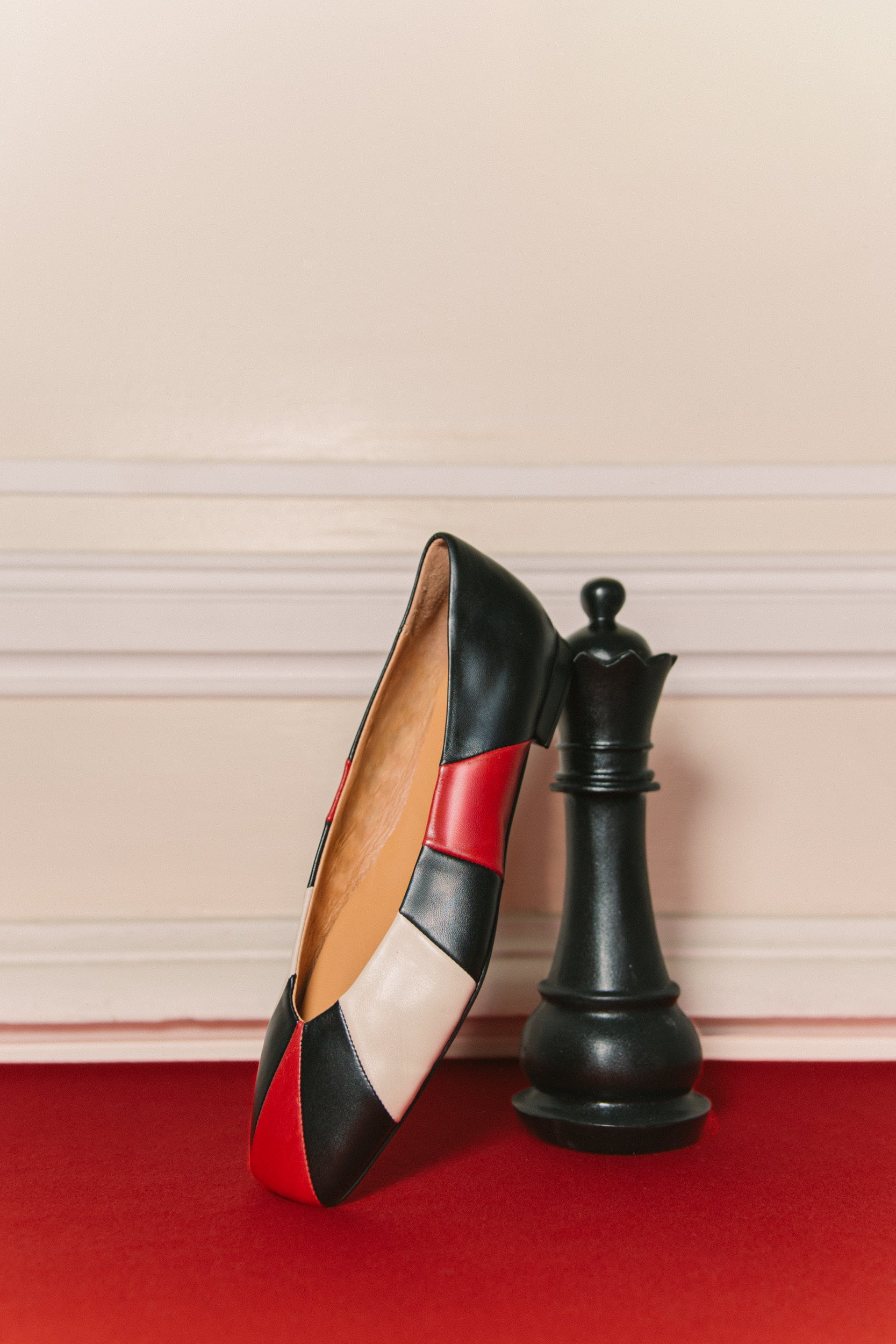 Sabrinas multicor com cortes geométricos e biqueira quadrada em