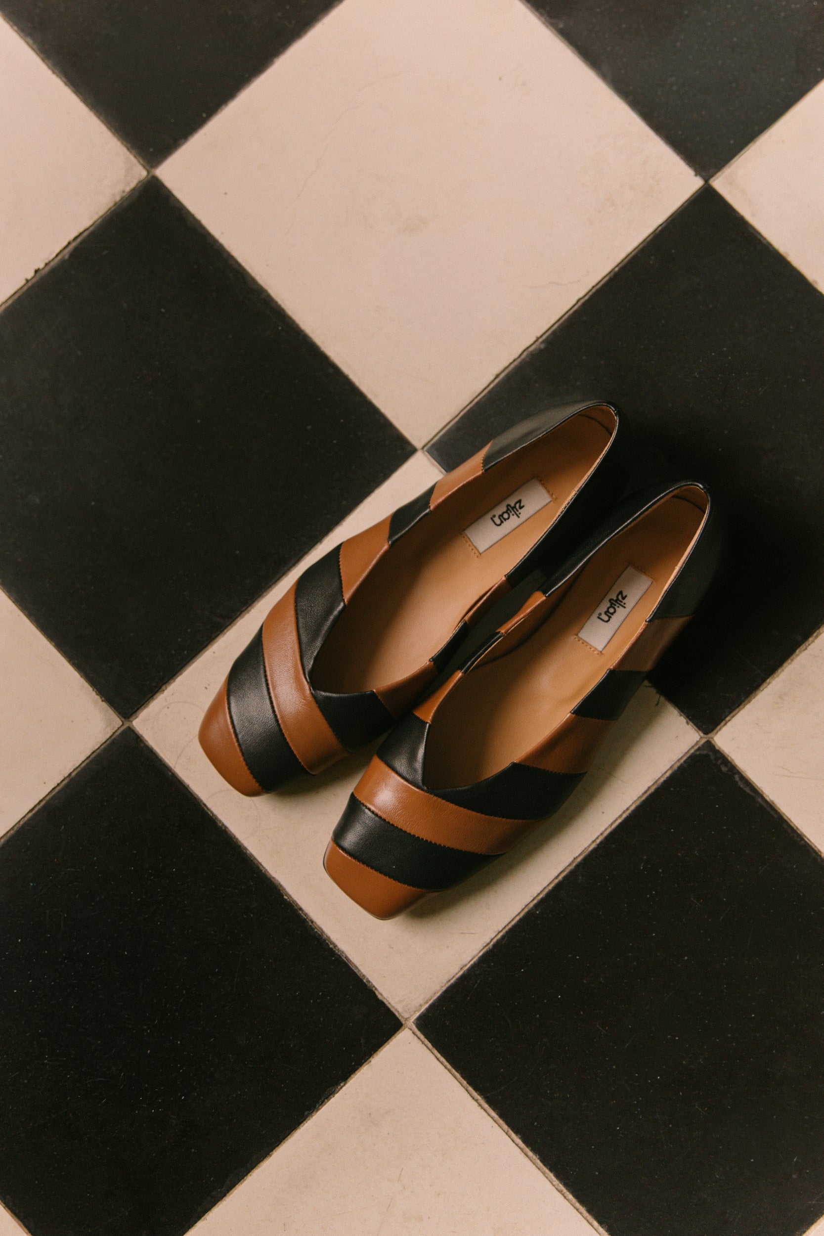 Sabrinas bicolor com biqueira quadrada em