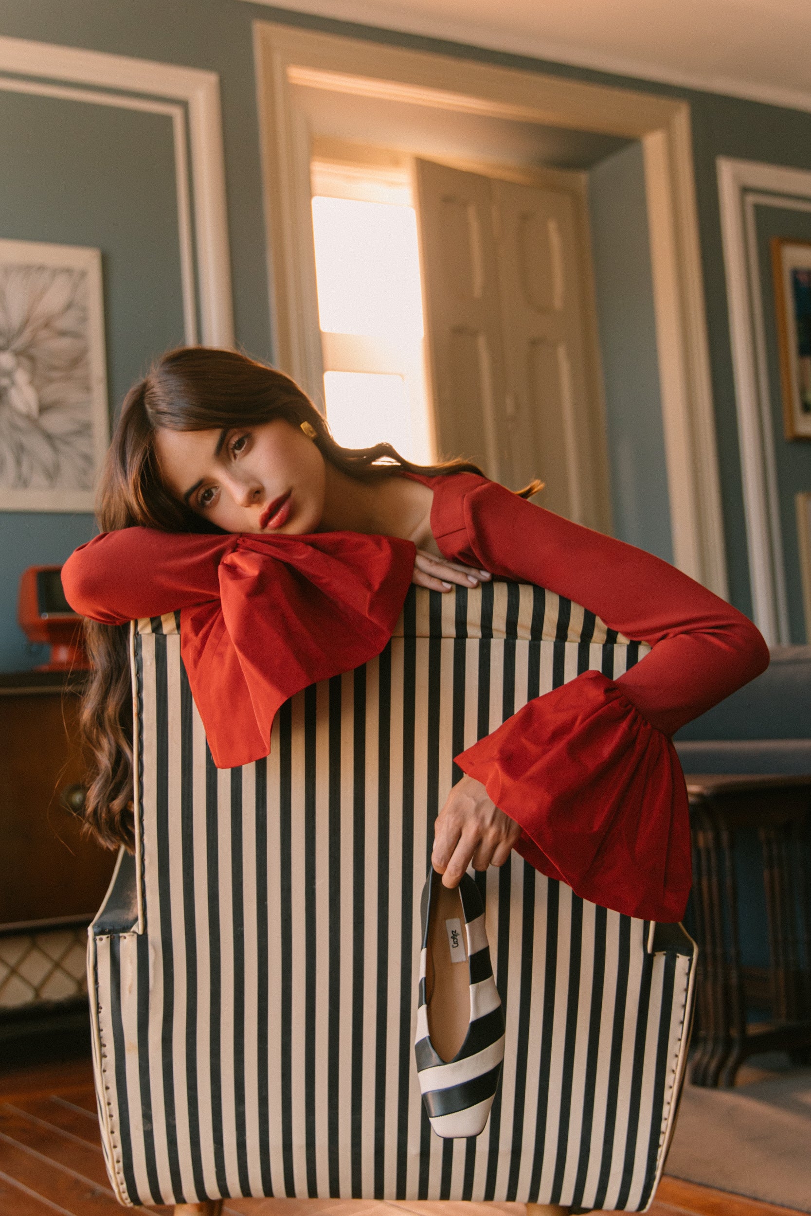 Sabrinas bicolor com biqueira quadrada em