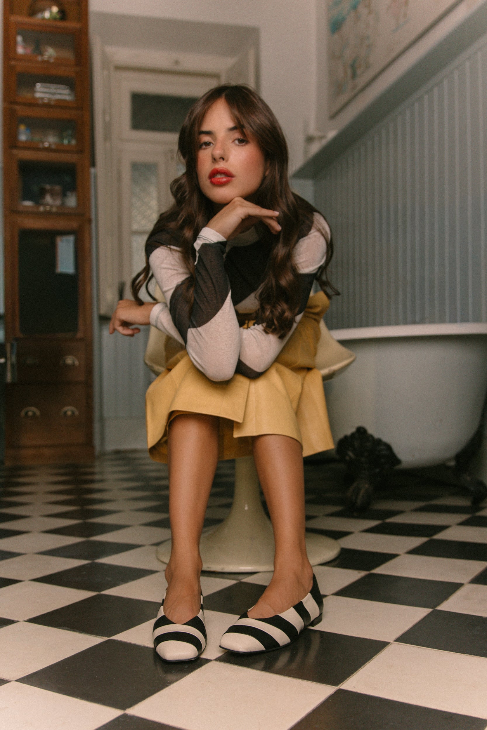 Sabrinas multicolor com cortes geométricos e biqueira quadrada em