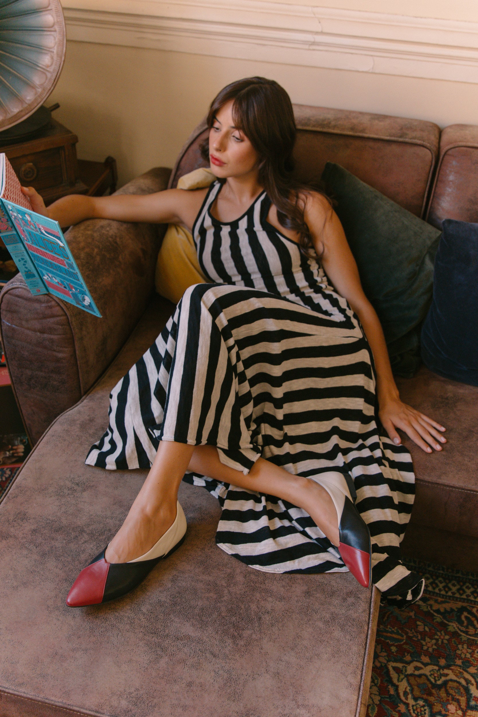 Sabrinas multicolor com cortes geométricos e biqueira quadrada em