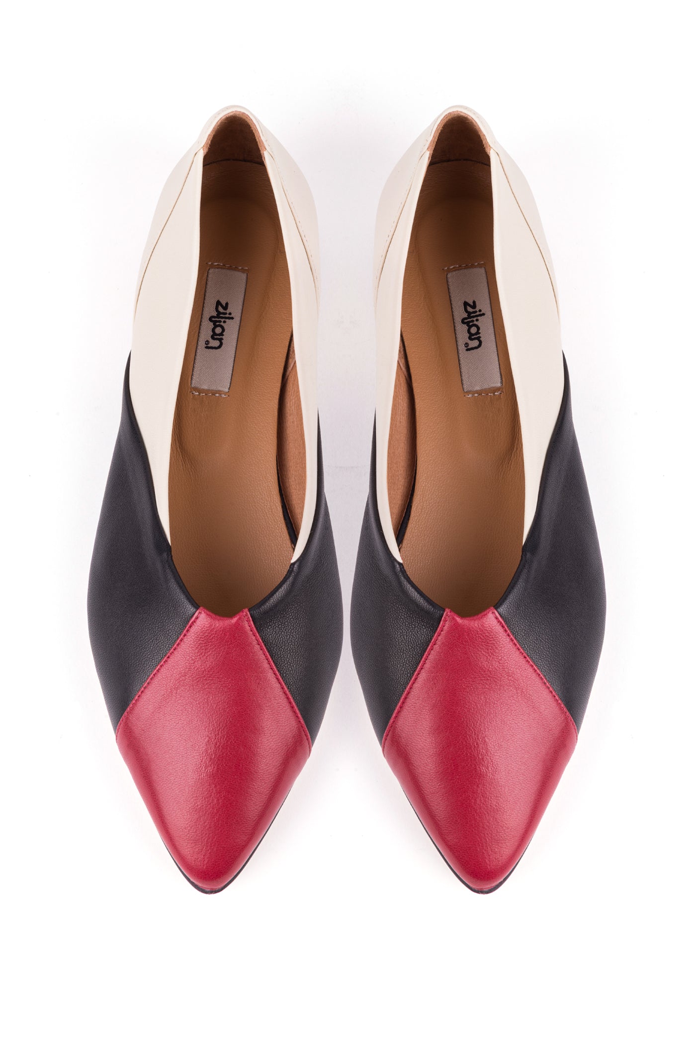 Sabrinas multicolor com cortes geométricos e biqueira quadrada em