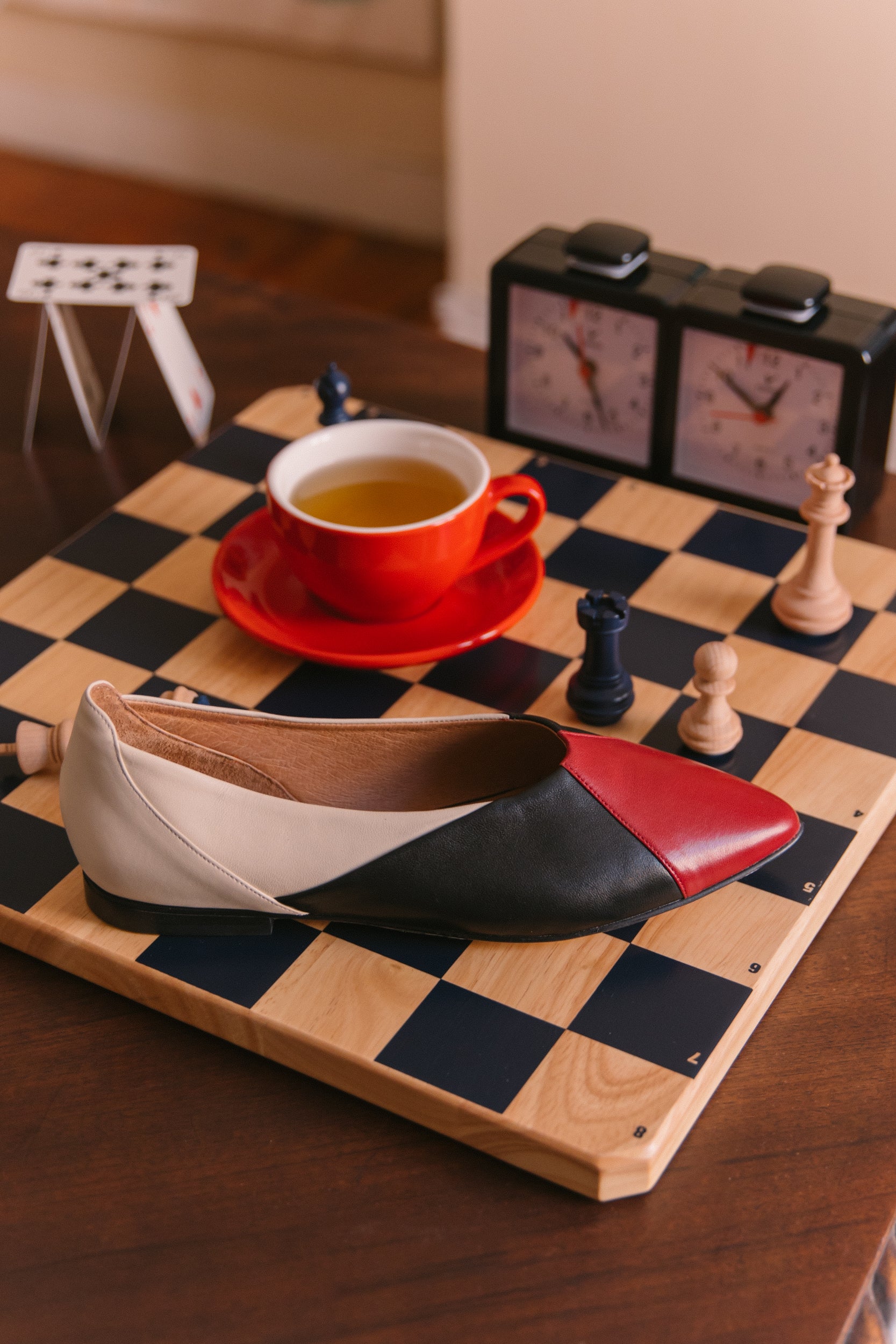 Sabrinas multicolor com cortes geométricos e biqueira quadrada em