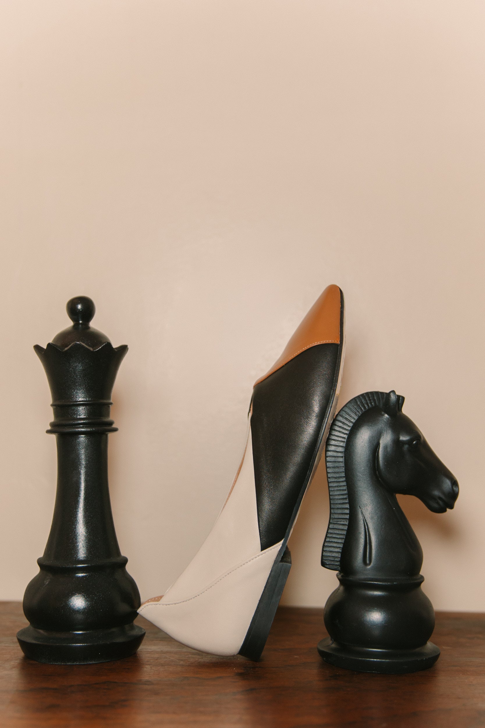 Sabrinas multicolor com cortes geométricos e biqueira quadrada em