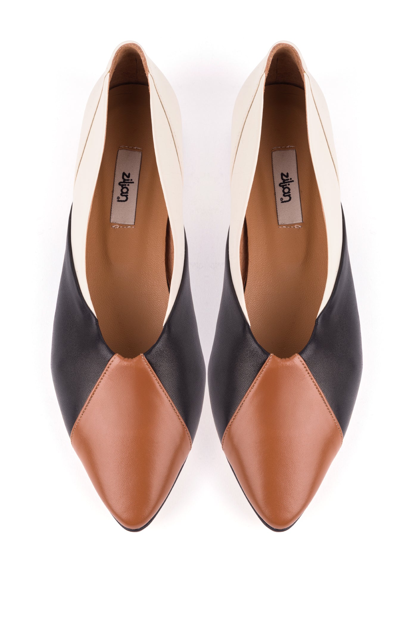 Sabrinas multicolor com cortes geométricos e biqueira quadrada em