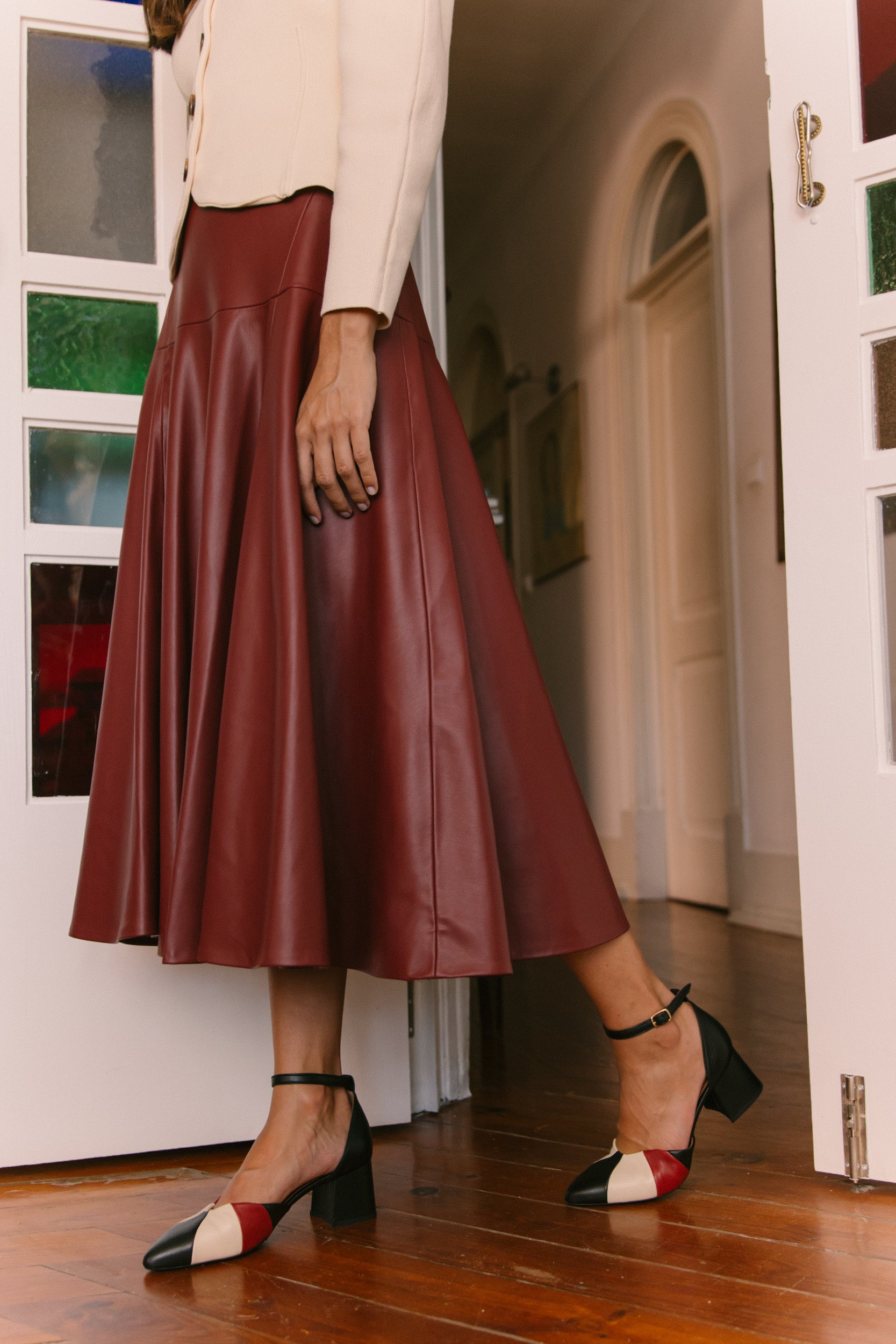 Sapatos de salto médio multicolor cortes geométricos