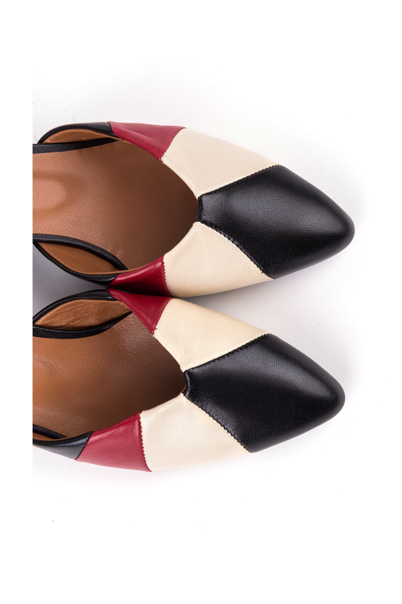 Sapatos de salto médio multicolor cortes geométricos