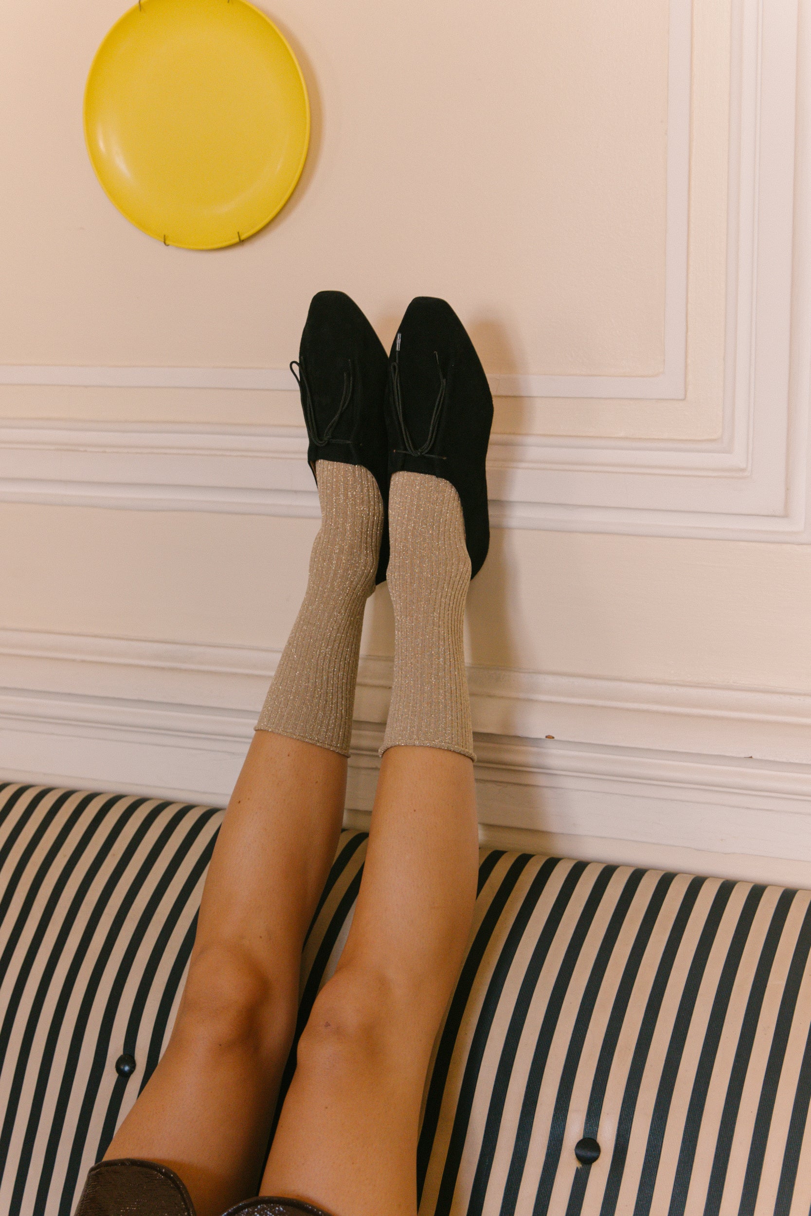 Sapato raso com ponta quadrada em camurça