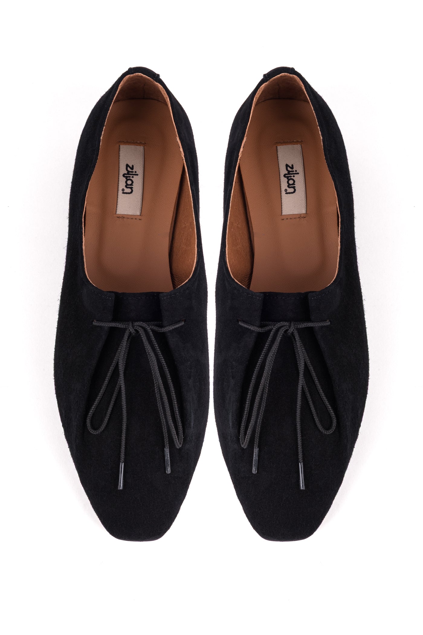 Sapato raso com ponta quadrada em camurça