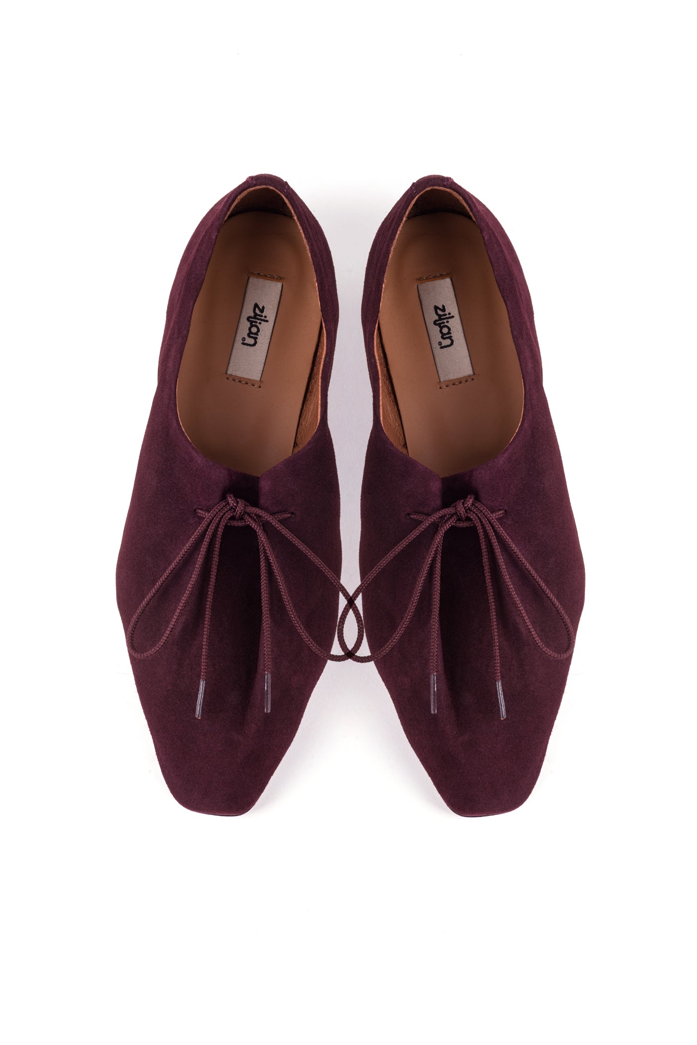 Sapato raso com ponta quadrada em camurça