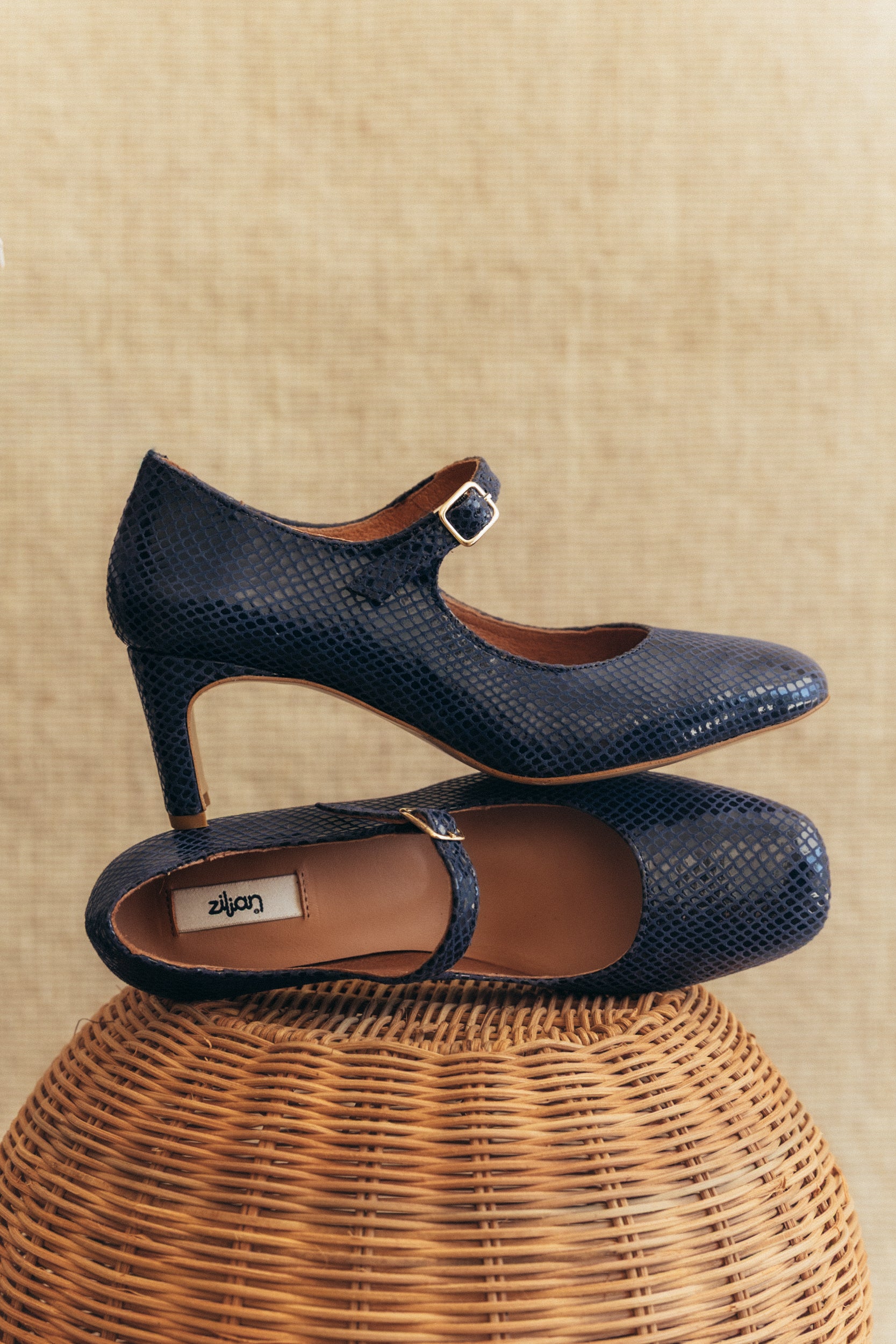 Sapato salto alto com ponta quadrada em croute print animal