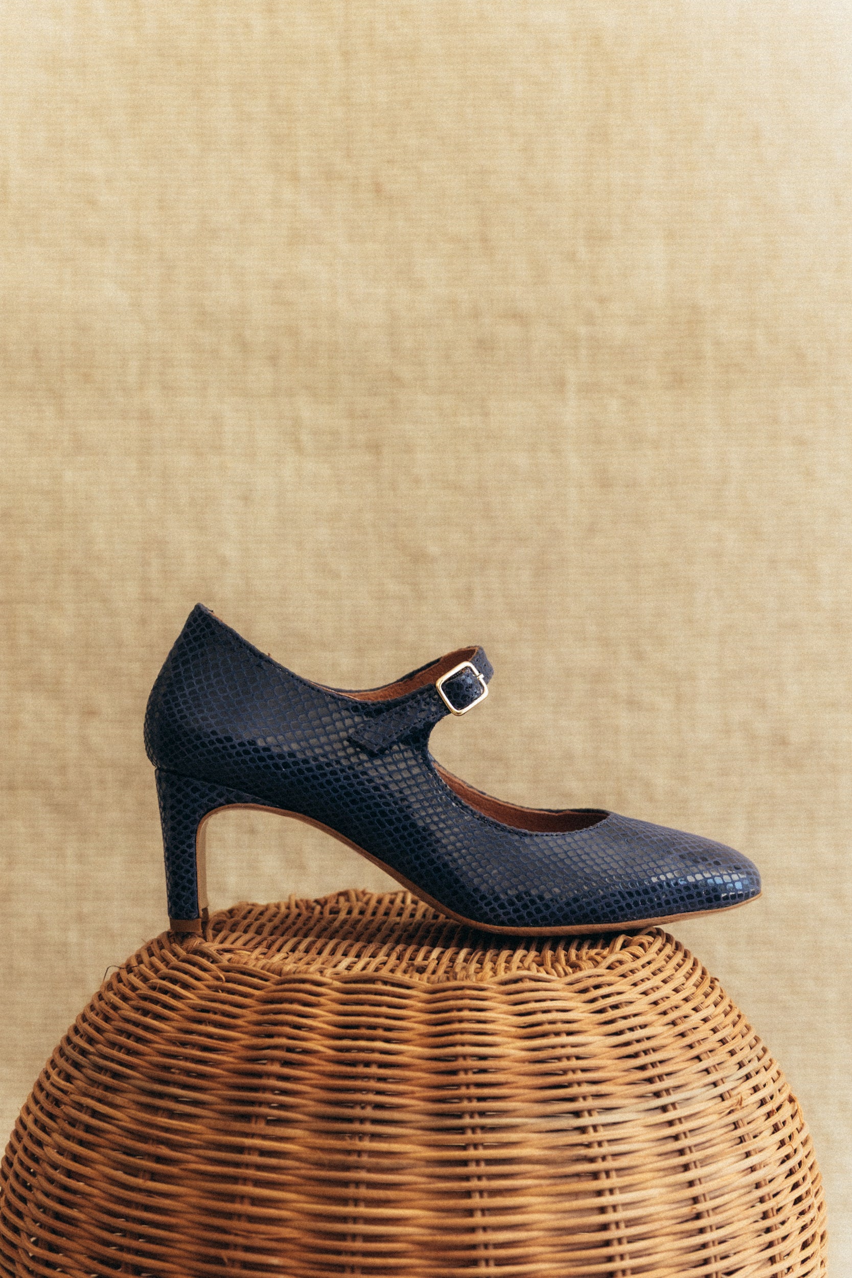 Sapato salto alto com ponta quadrada em croute print animal