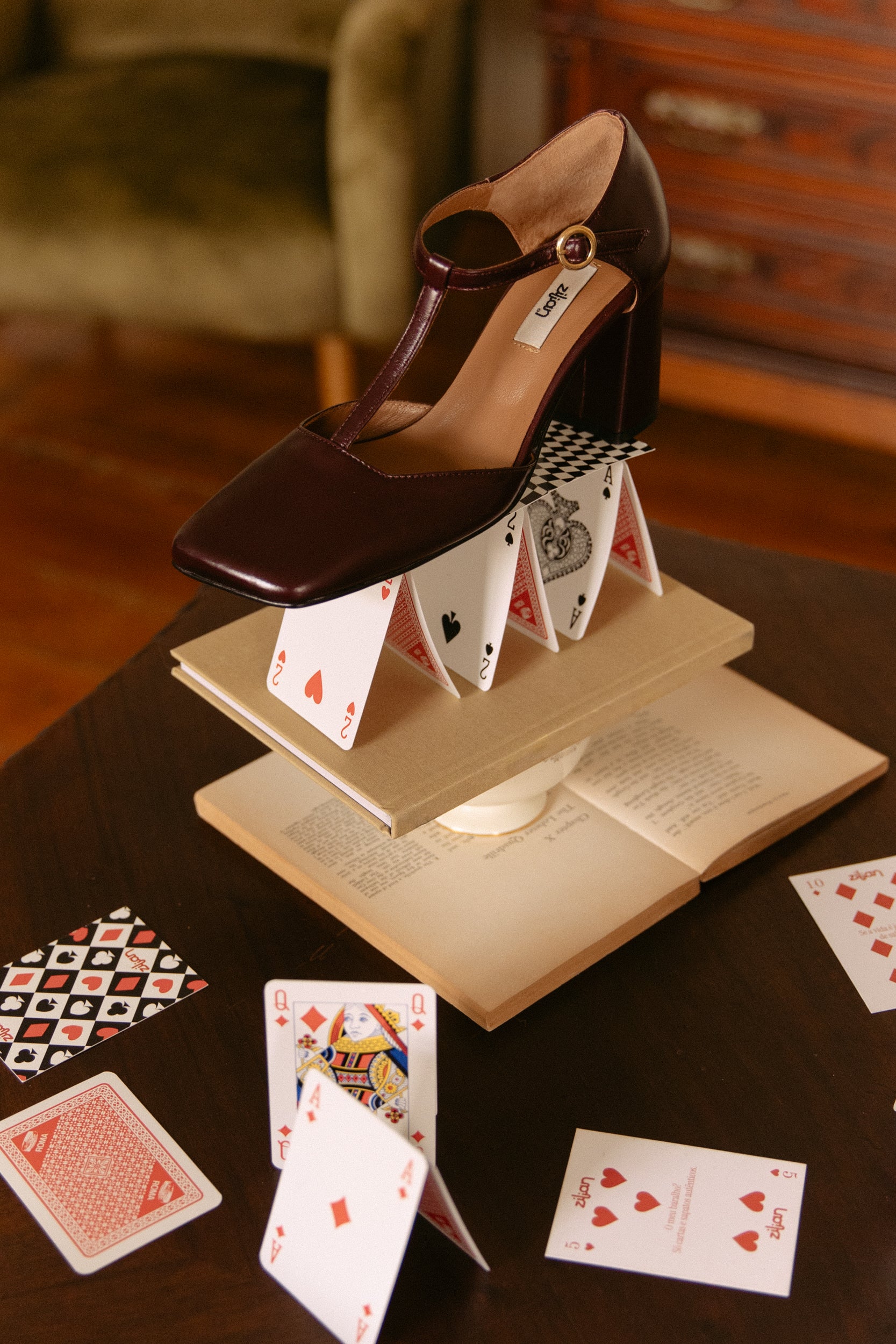 Sapatos de salto alto modelo t-bar em pele