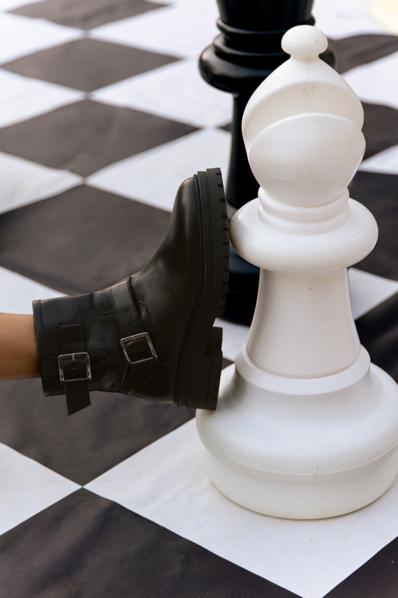 Botas biker com fivelas em pele