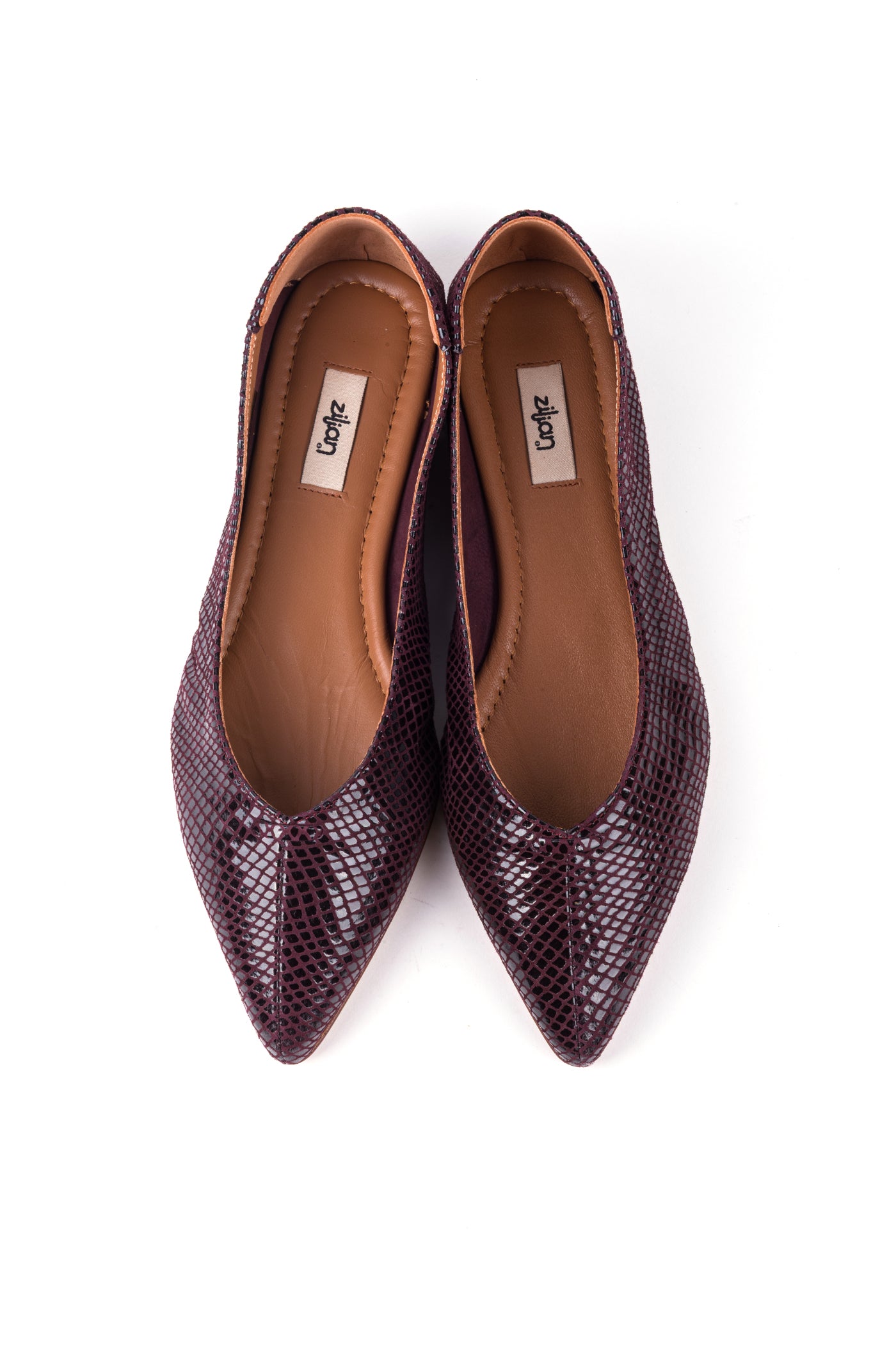 Sabrinas rasas bicudas em camurça print animal