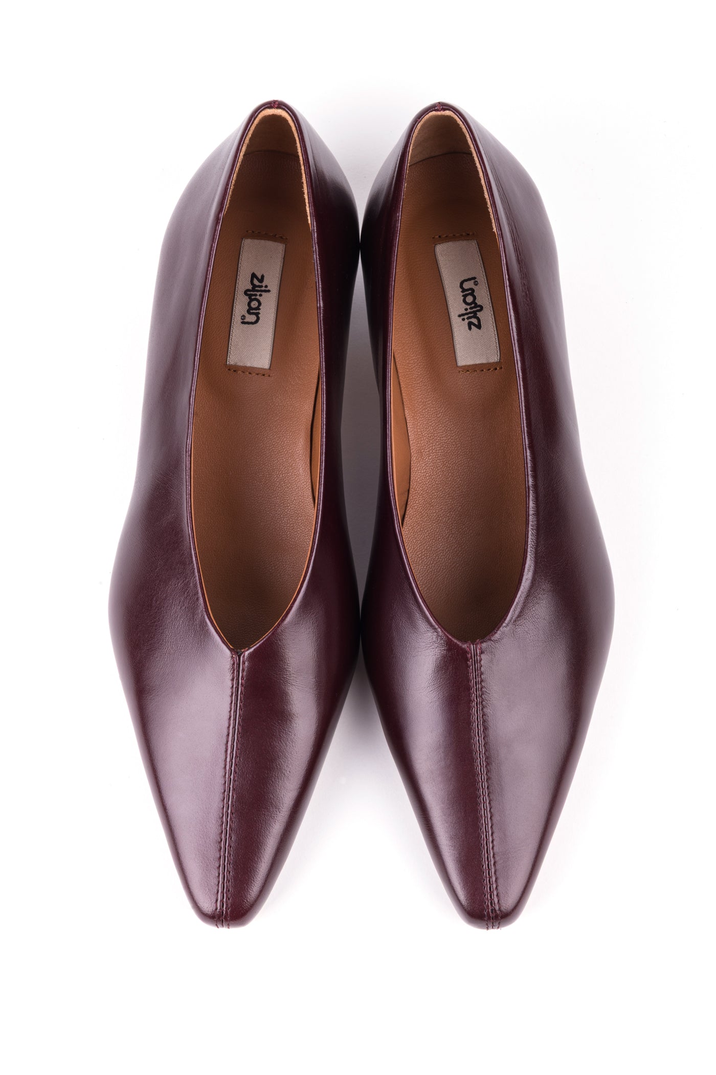 Sapatos de salto médio em pele