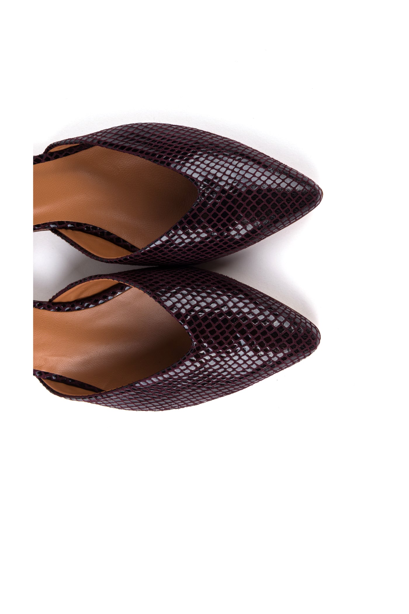 Sabrinas rasas bicudas em camurça print animal